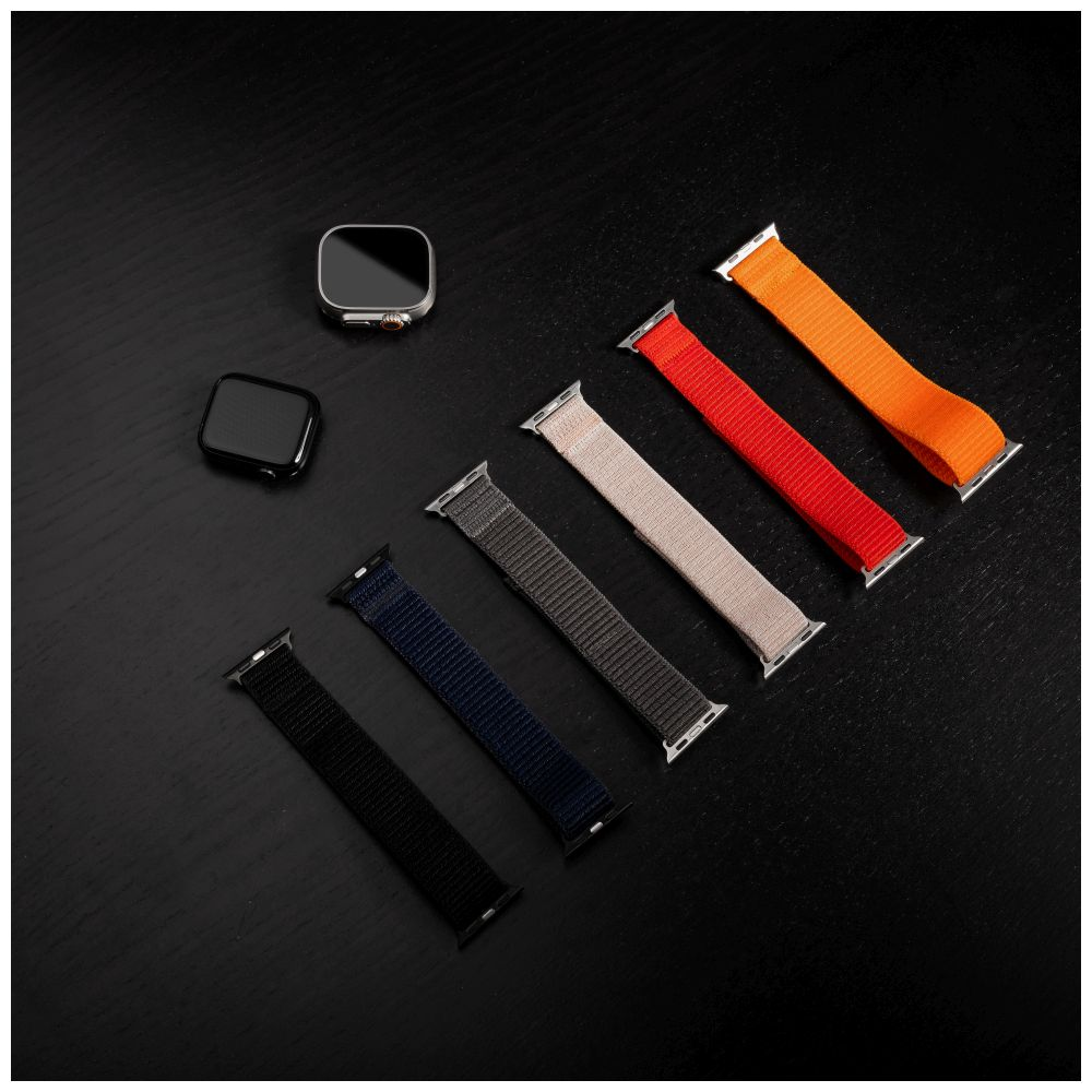 Smartwatch-Armbänder, verschiedene Farben, auf schwarzer Oberfläche. Schwarz, blau, orange.