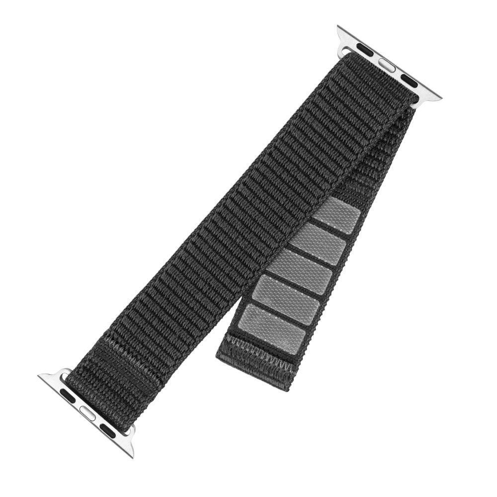 Schwarzes Uhrenarmband mit silbernen Anschlüssen und drei grauen reflektierenden Abschnitten. Weißer Hintergrund.