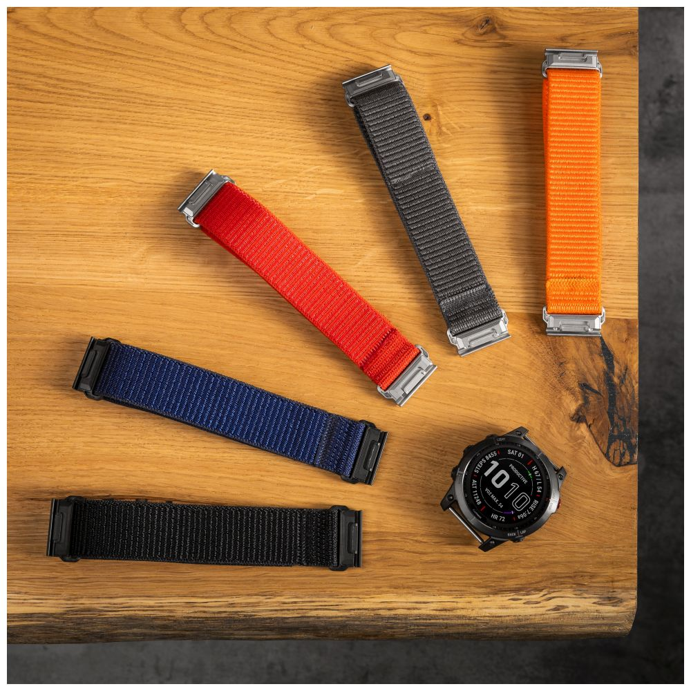 Armbänder in verschiedenen Farben und eine Uhr. Bänder sind rot, blau, schwarz, grau und orange.
