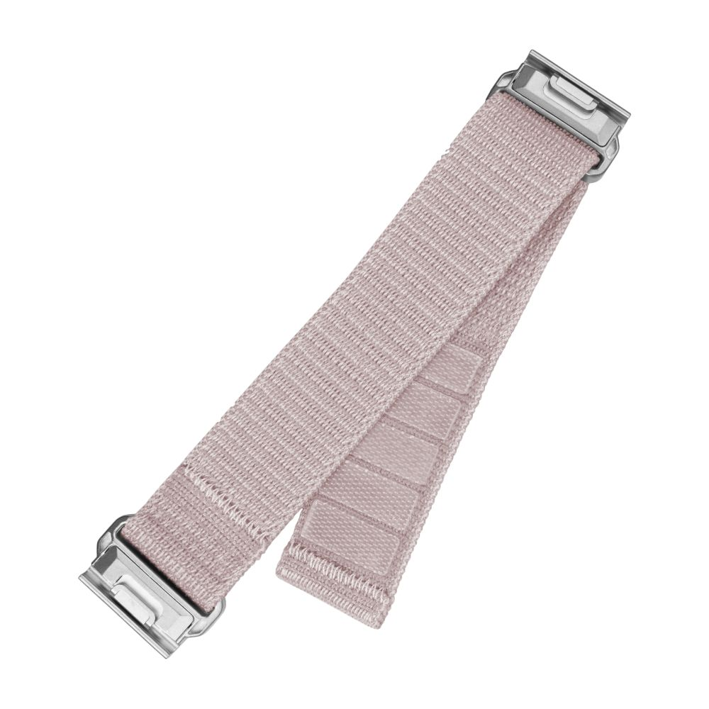 Ein rosa Uhrenarmband mit silbernen Metallschnallen auf weißem Hintergrund.