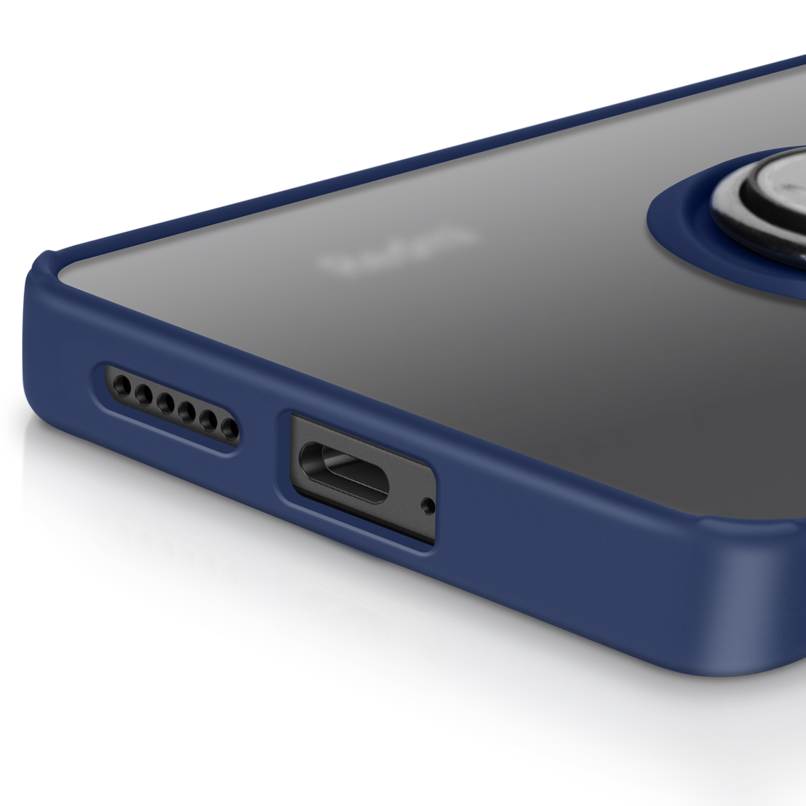 Una custodia blu per telefono con un anello per fotocamera nero e porta di ricarica. Primo piano.