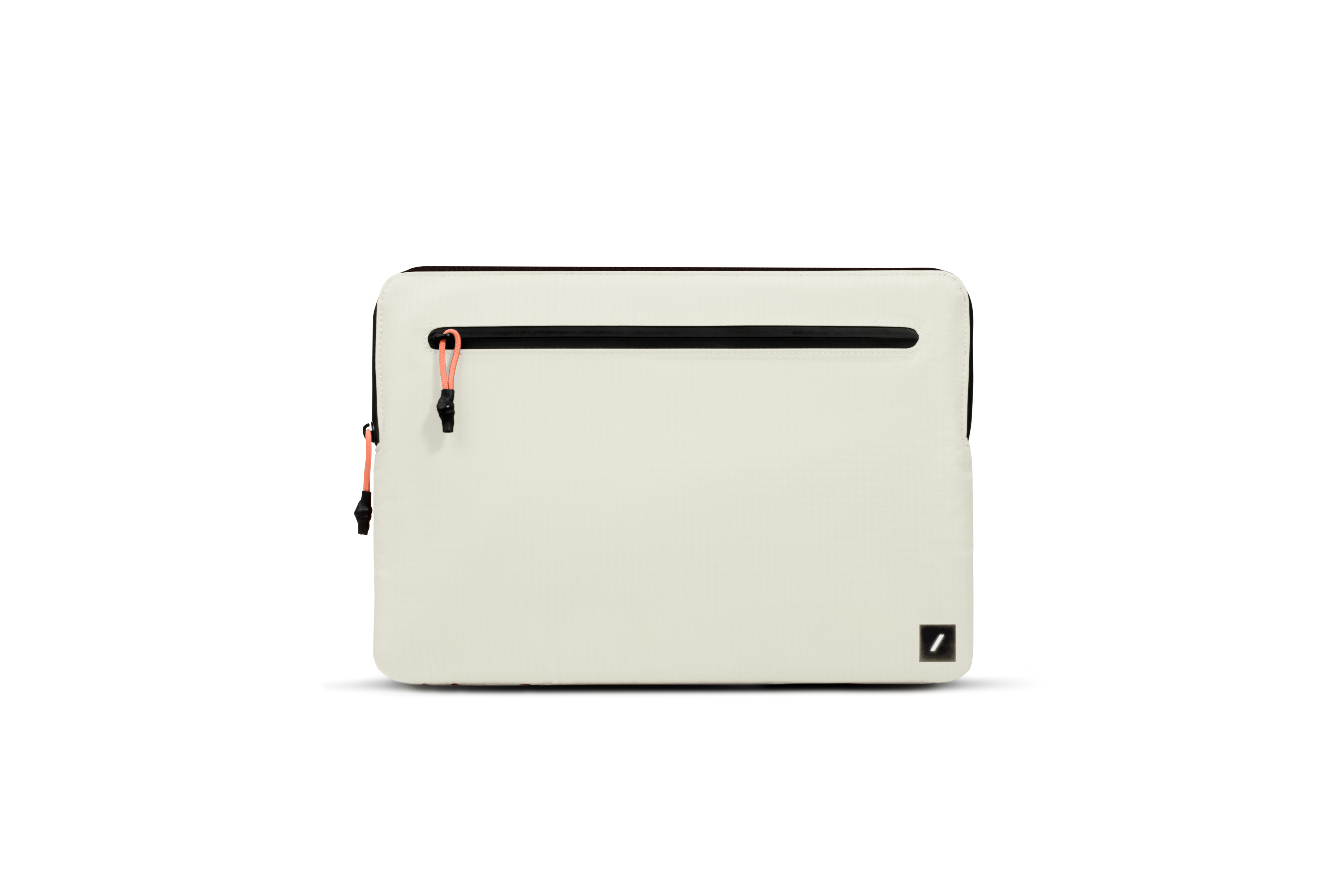 Custodia per laptop bianco sporco con cerniera e tiretto arancione. Sfondo bianco.