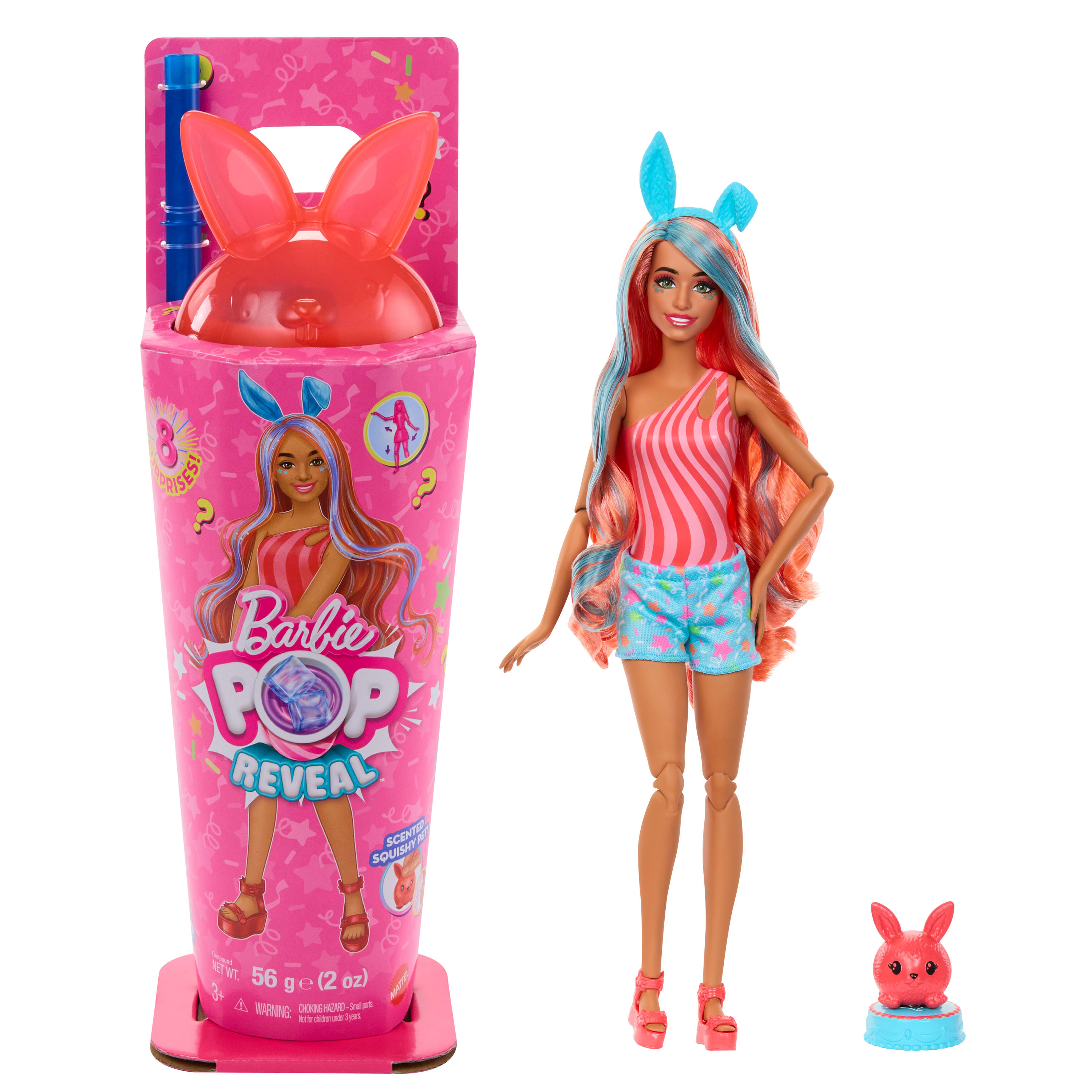 Una bambola Barbie con una tazza rosa e una figura di coniglietto rosa su sfondo bianco.