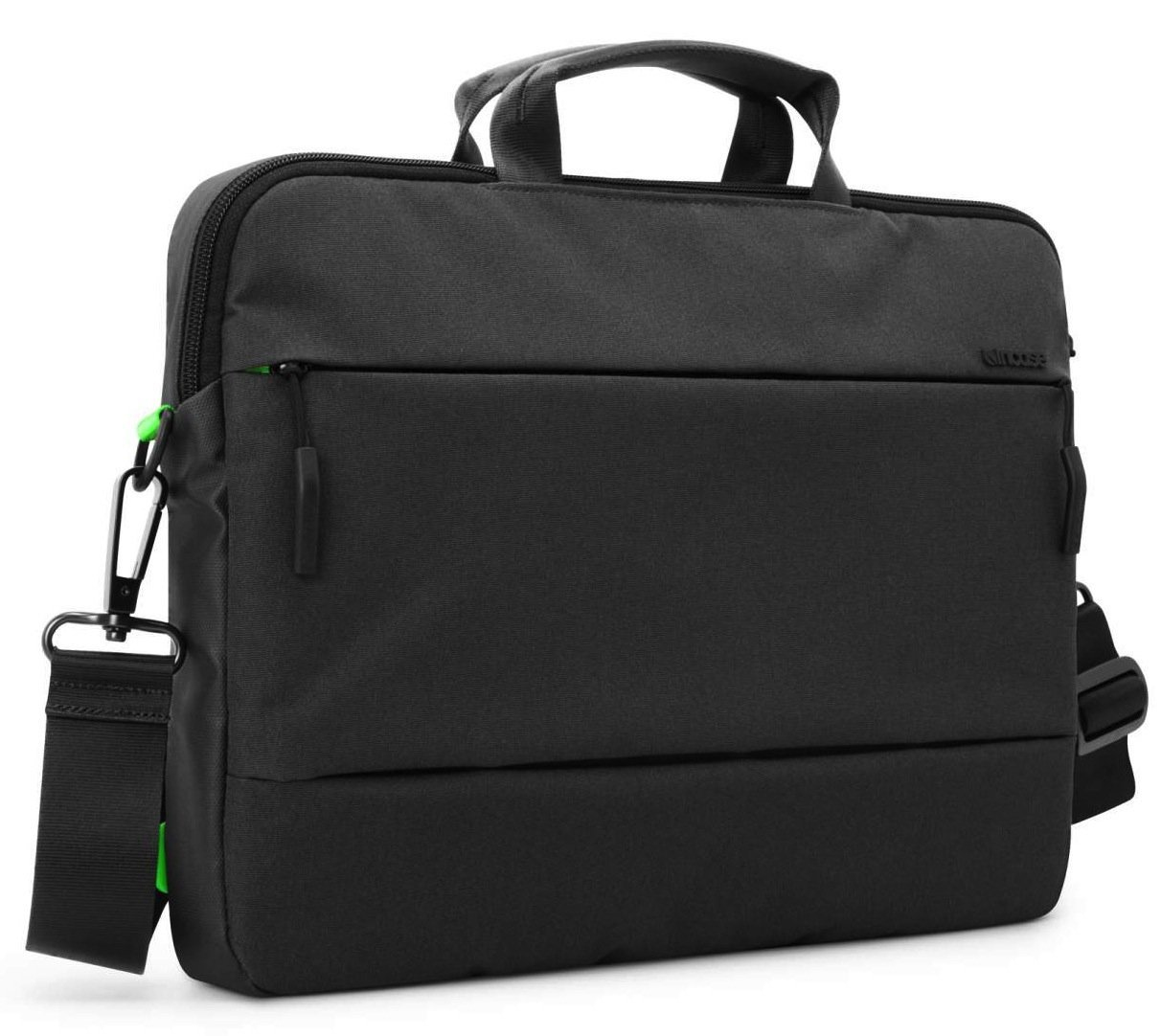 Una borsa per laptop Incase nera con cerniera verde su sfondo bianco. Ha manico e tracolla.