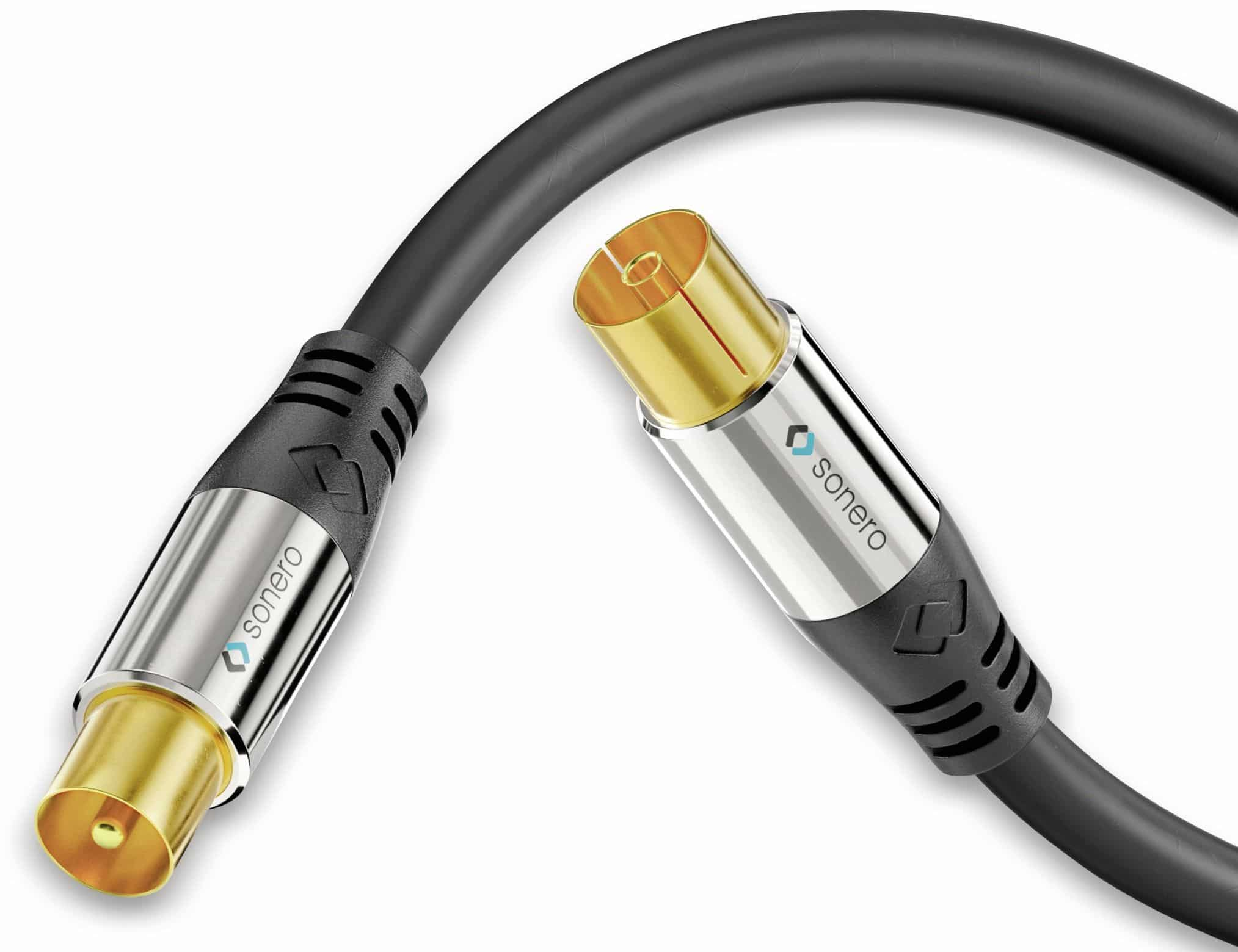 Ein schwarzes Koaxialkabel mit vergoldeten Steckern an beiden Enden. Das Kabel ist auf weißem Grund.
