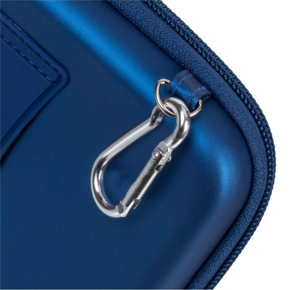 Nahaufnahme eines blauen Koffers mit einem silbernen Karabiner, der an einem blauen Riemen befestigt ist.