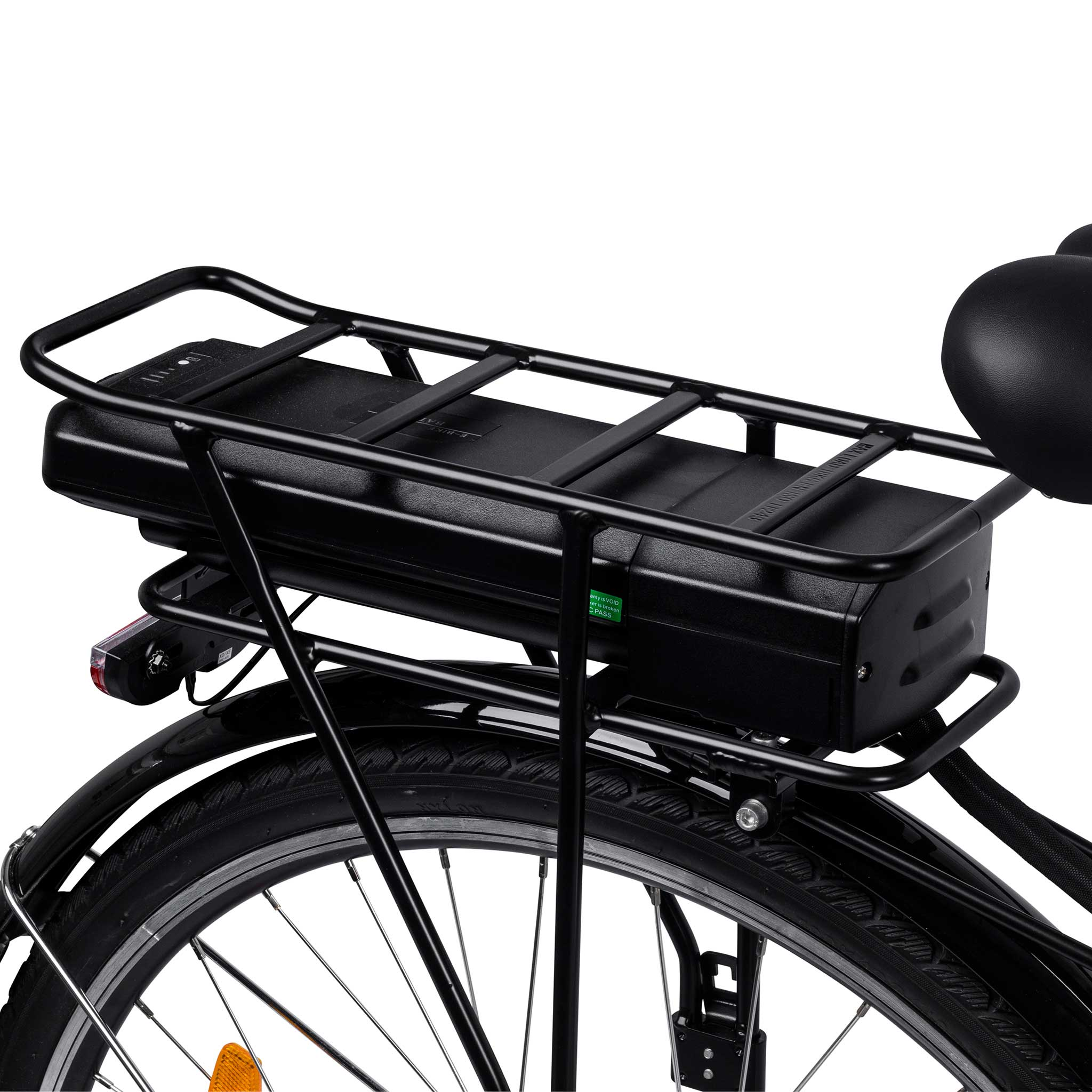 Czarny akumulator roweru elektrycznego na bagażniku. Widoczne również koło i siodełko.