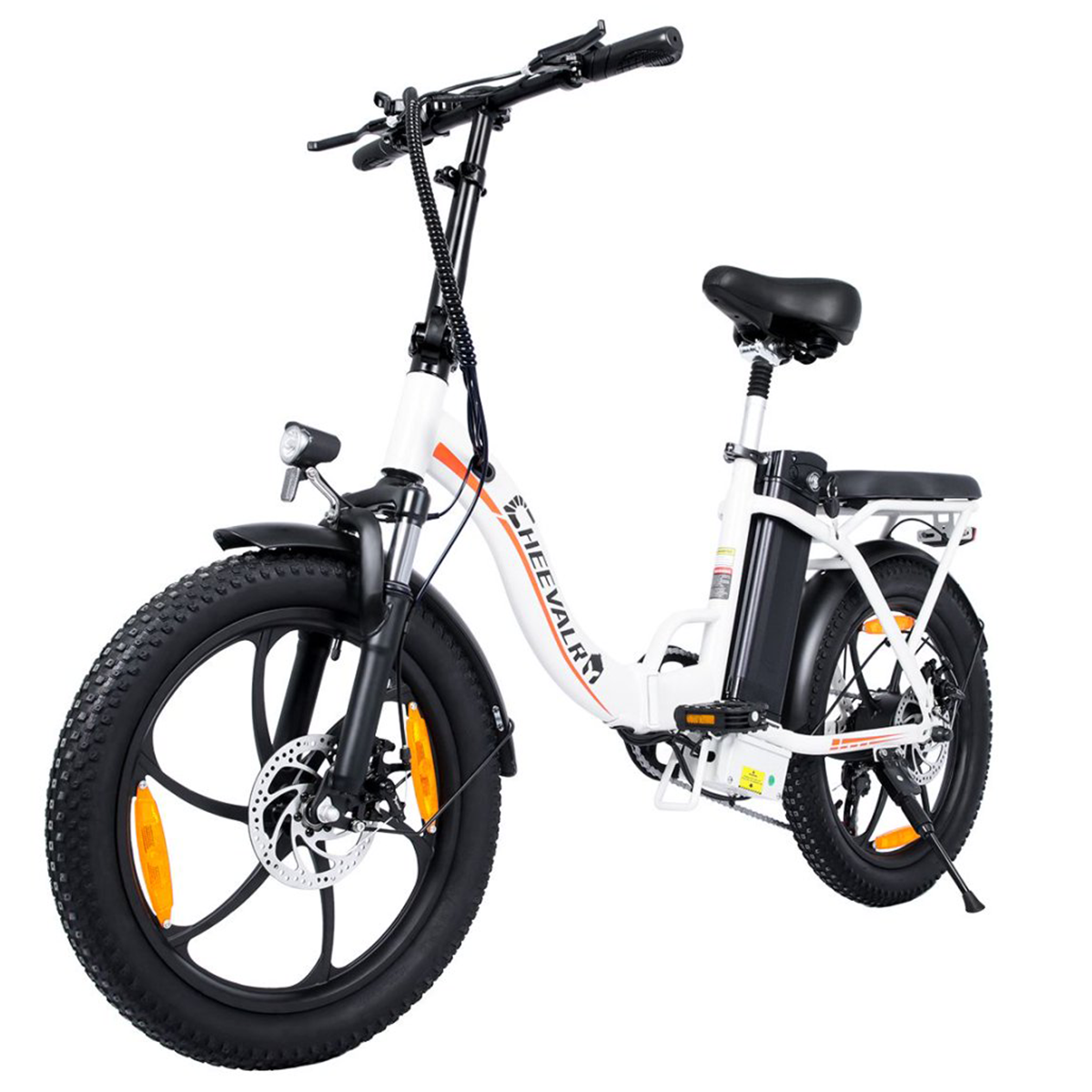 Biały elektryczny rower z grubymi oponami z nazwą HEEVALR na ramie. Rower znajduje się na białym tle.