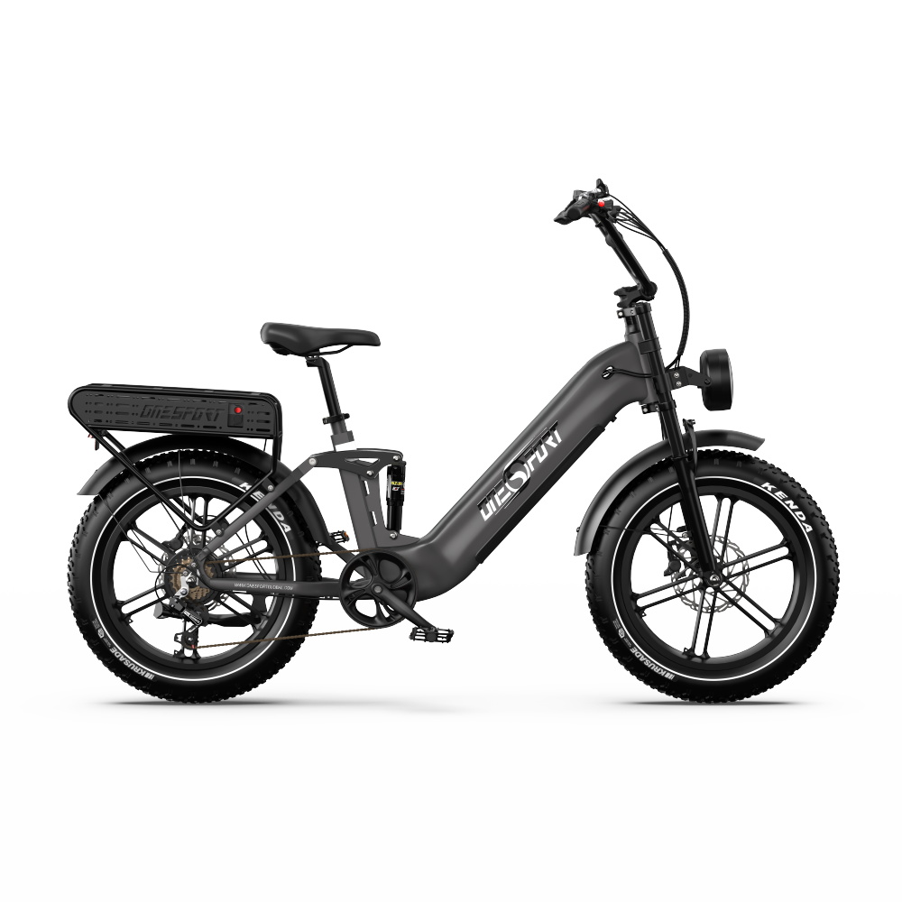 Schwarzes Elektrofahrrad mit breiten Reifen. Es hat einen Akku, Schutzbleche und einen Frontscheinwerfer.