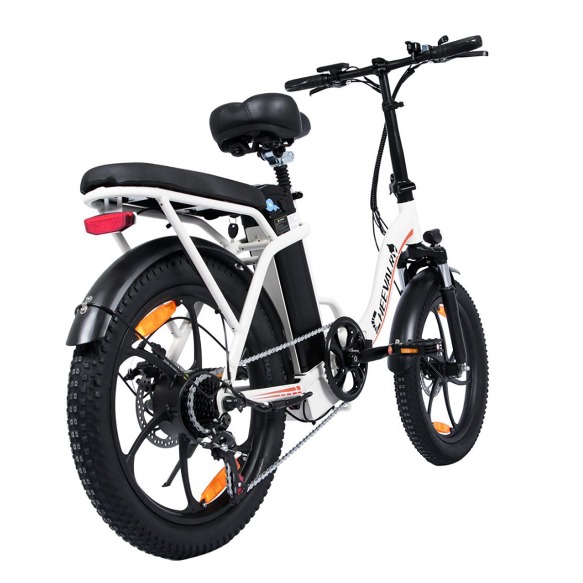 Biały rower elektryczny z czarnymi oponami i siedzeniem. Pomarańczowe akcenty na ramie. Białe tło.