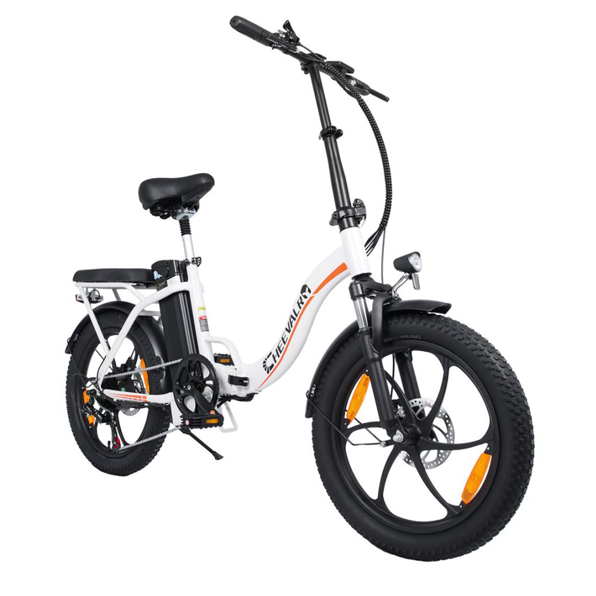 Biały elektryczny rower składany z czarnymi oponami i kierownicą, izolowany.