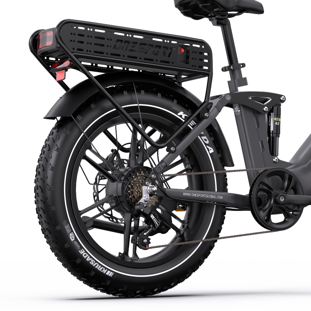 Hinterrad eines Elektrofahrrads. Schwarzer Reifen, Getriebe, Gepäckträger.