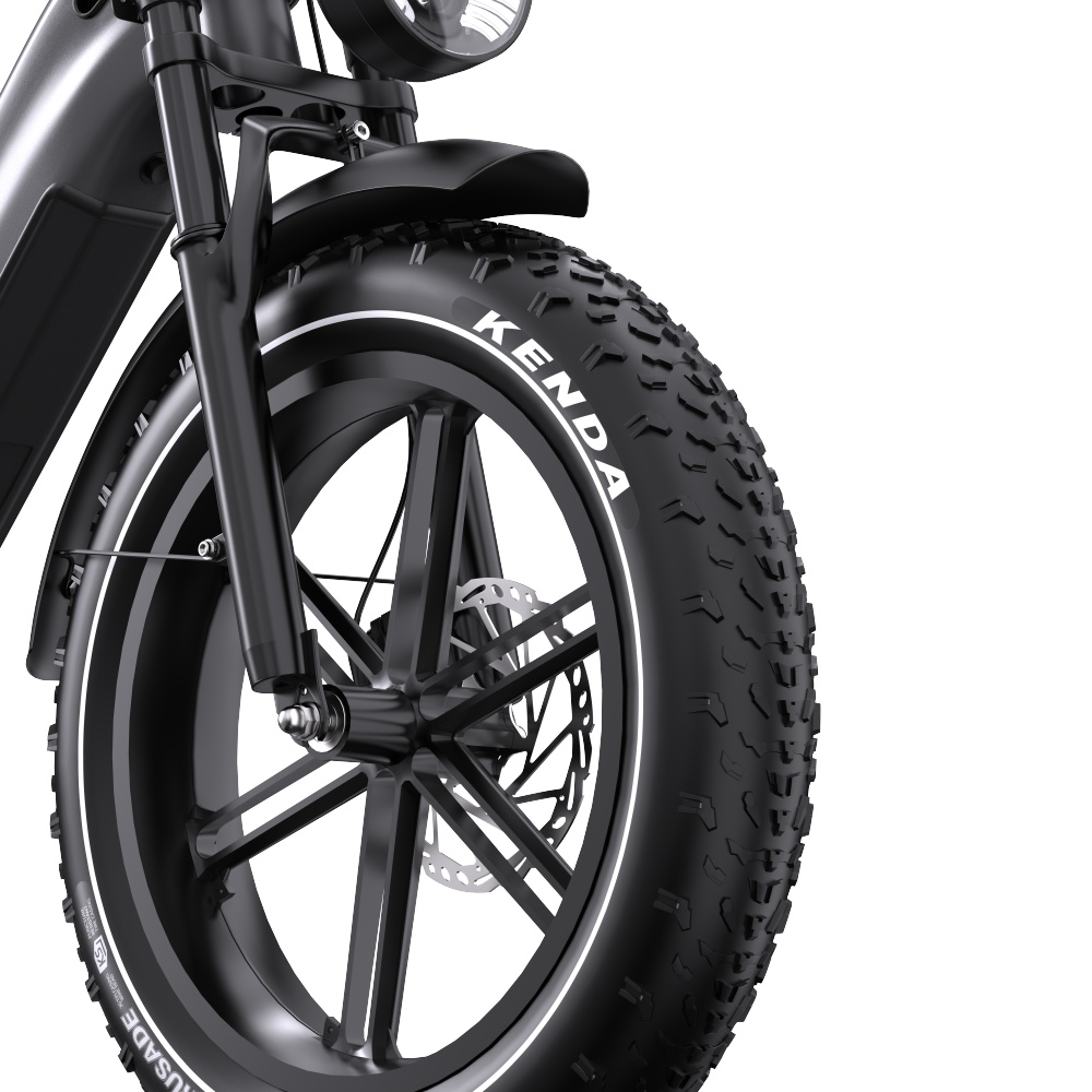 Schwarzes E-Bike-Rad. Der Reifen ist dick und trägt das Wort KENDA.