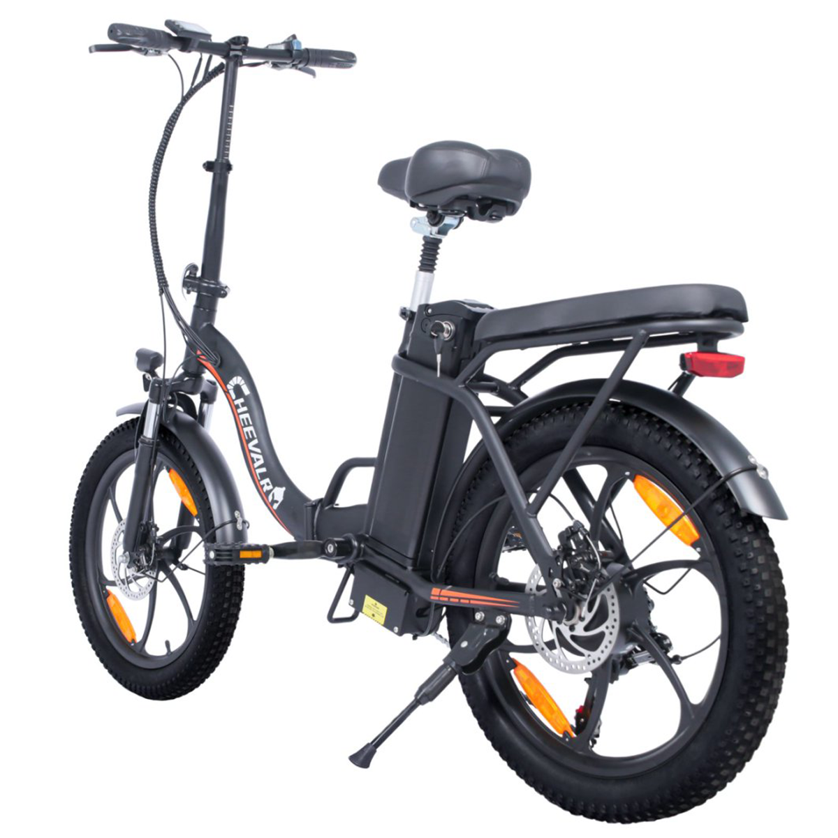 Czarny rower elektryczny z siedzeniem, akumulatorem i pomarańczowymi odblaskami na białym tle.