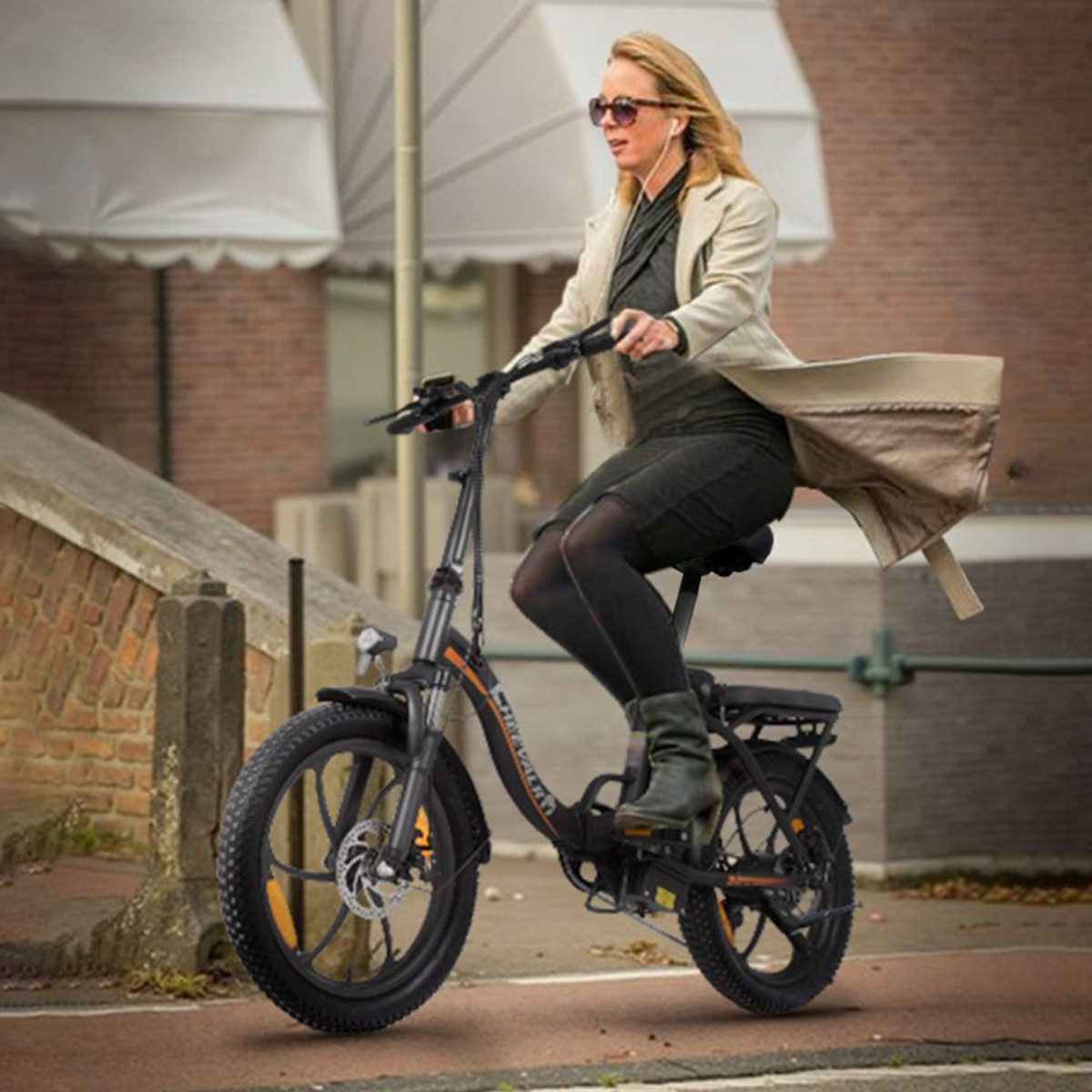 Kobieta jadąca rowerem elektrycznym na ulicy.