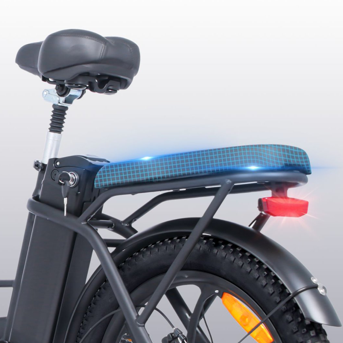 Tylna część roweru elektrycznego z siedzeniem, światłem i czarną ramą.