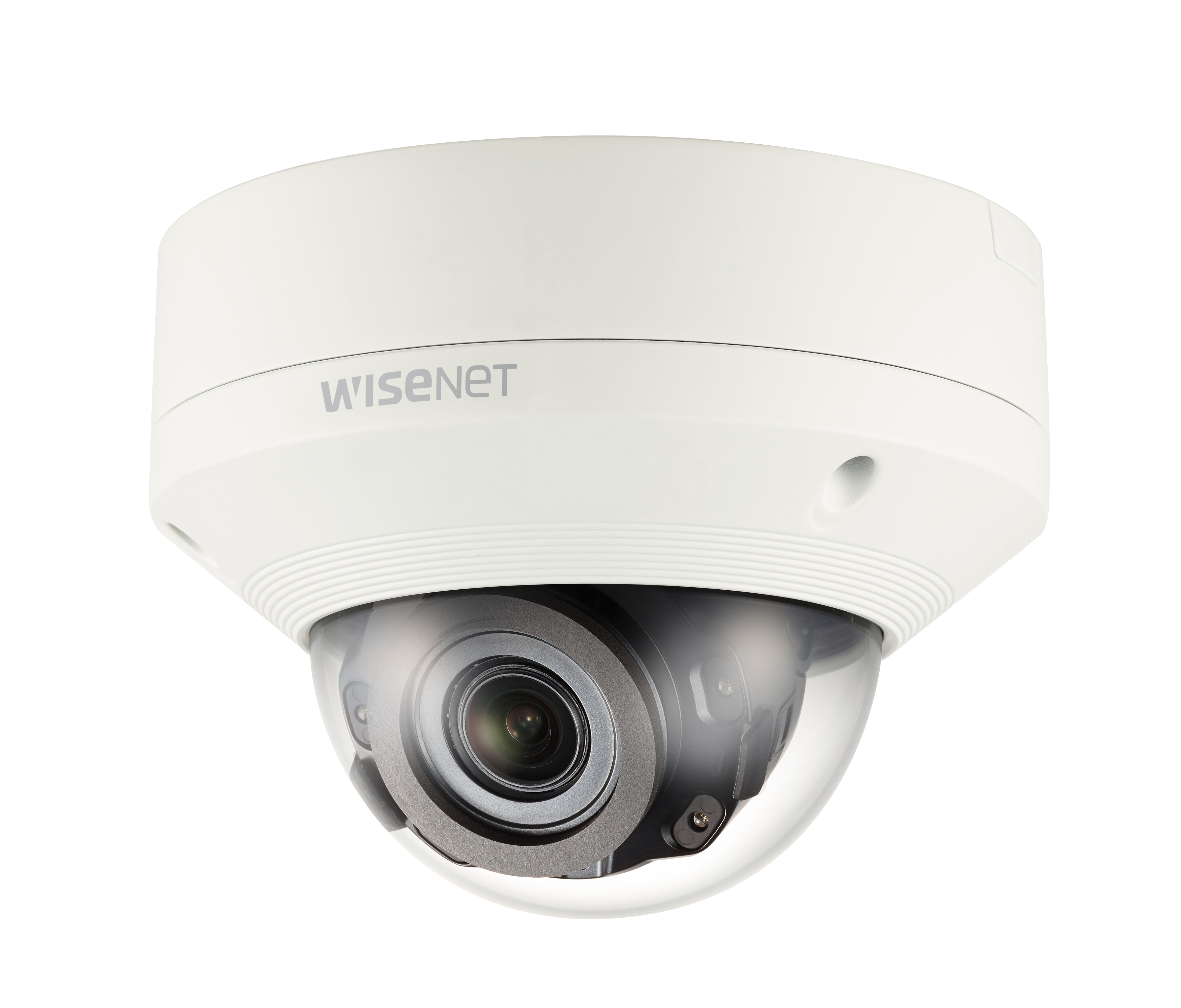 Telecamera di sicurezza a cupola Wisenet bianca su sfondo bianco. La telecamera ha una cupola trasparente e un obiettivo.