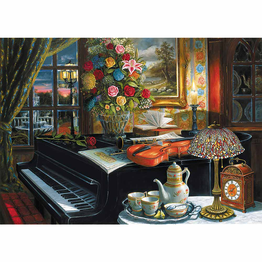 Fortepian i skrzypce na stole z kwiatami, lampą i oknem z widokiem na zachód słońca.