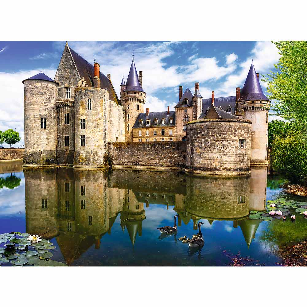 Un castillo con torres y un reflejo en el agua, con cisnes. Cielo azul y nubes.