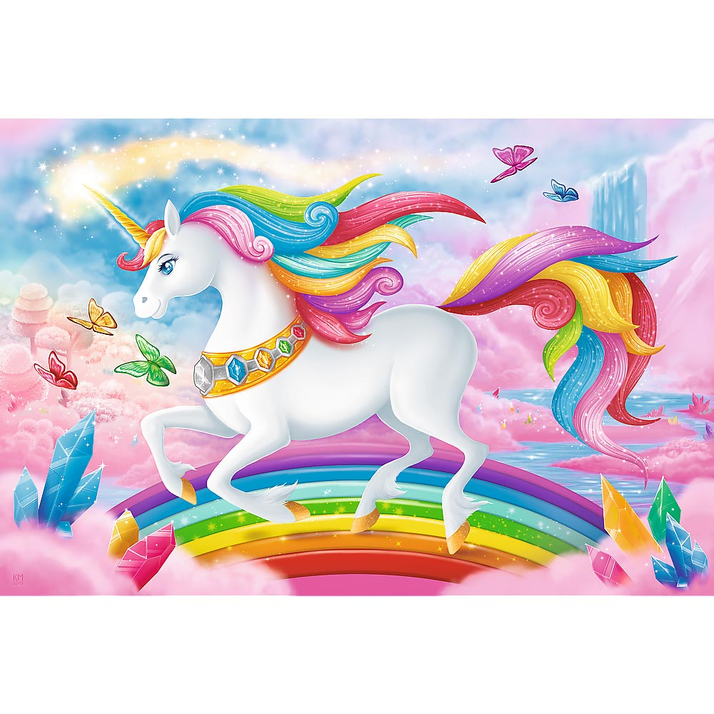 Un unicornio con melena y cola de arcoíris, de pie sobre un arcoíris con mariposas.