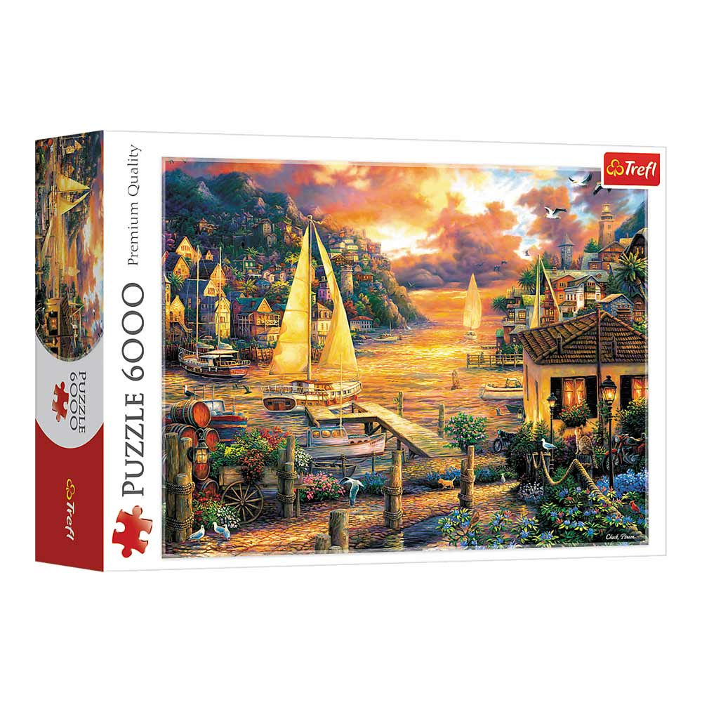 Pejzaż morski z łodziami, budynkami i pomostem o zachodzie słońca. Ciepłe kolory dominują.