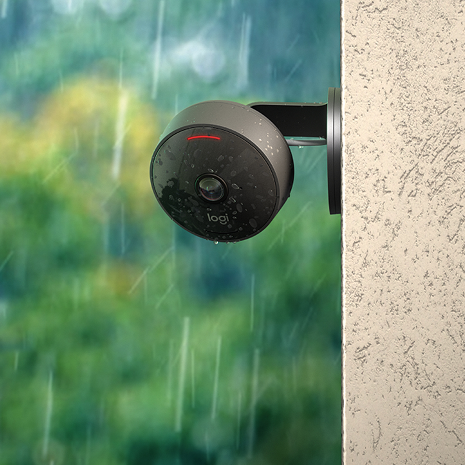 Telecamera di sicurezza nera montata a parete, con pioggia e sfondo verde.