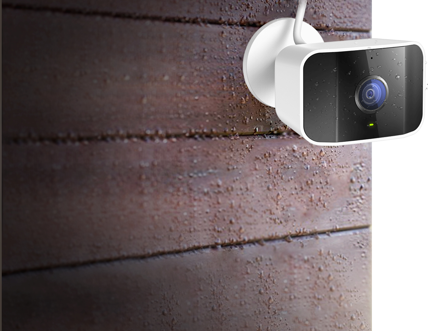 Biała kamera bezpieczeństwa przymocowana do drewnianej ściany. Widoczne krople wody.
