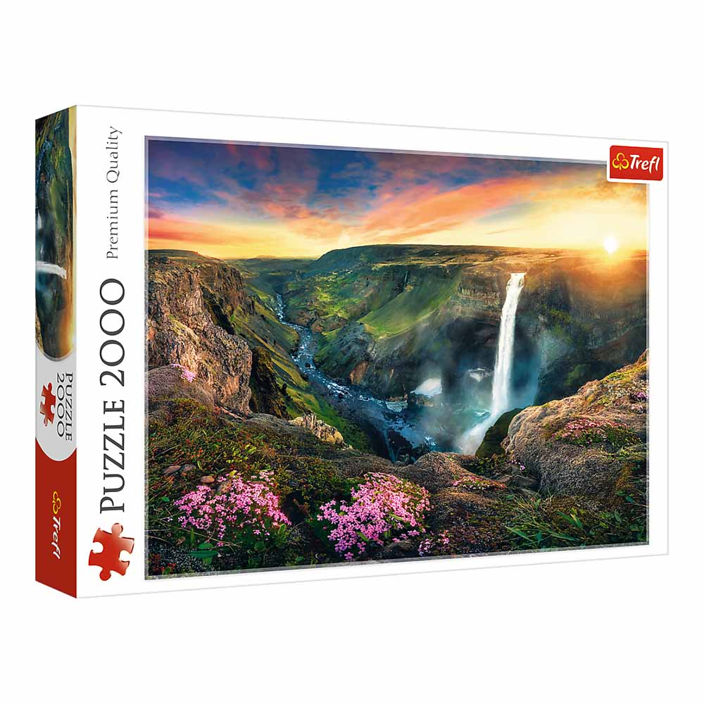 Pudełko z puzzlami. Scena z wodospadem: Wodospad, kanion, kwiaty, zachód słońca, niebo.