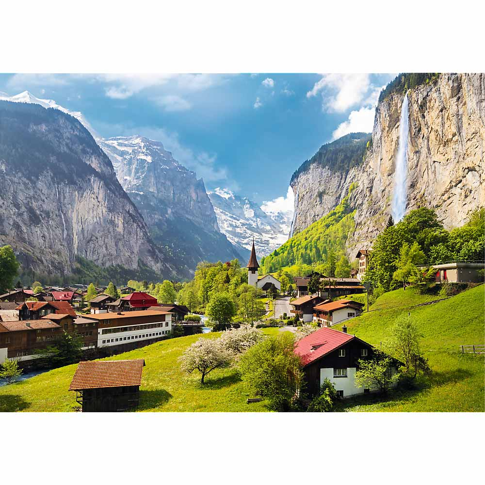 Rompecabezas de montaña y cascada. Un pueblo en un valle con montañas y una cascada.