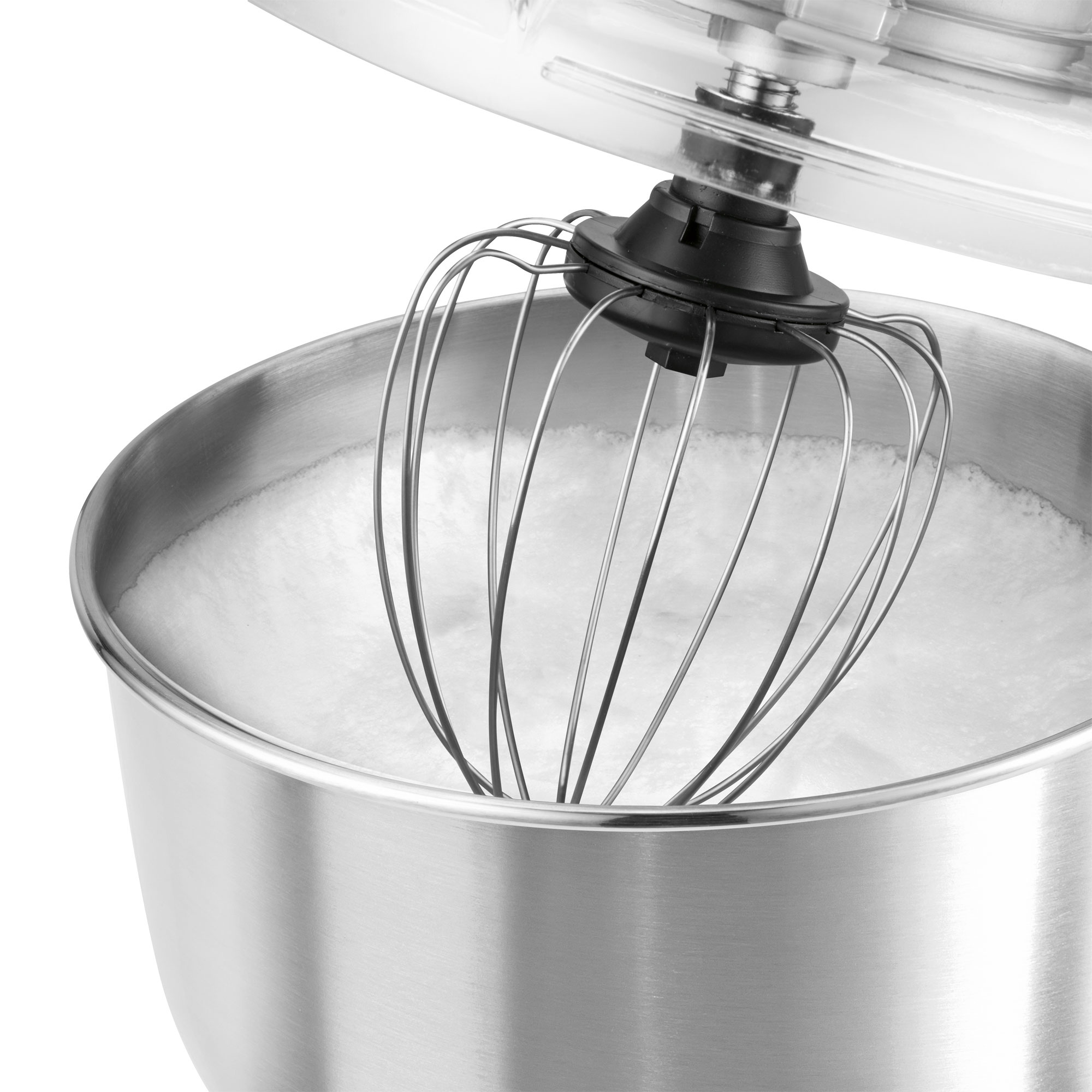 Zbliżenie miski ze stali nierdzewnej ze trzepaczką. Miska zawiera ubitą białą śmietanę.