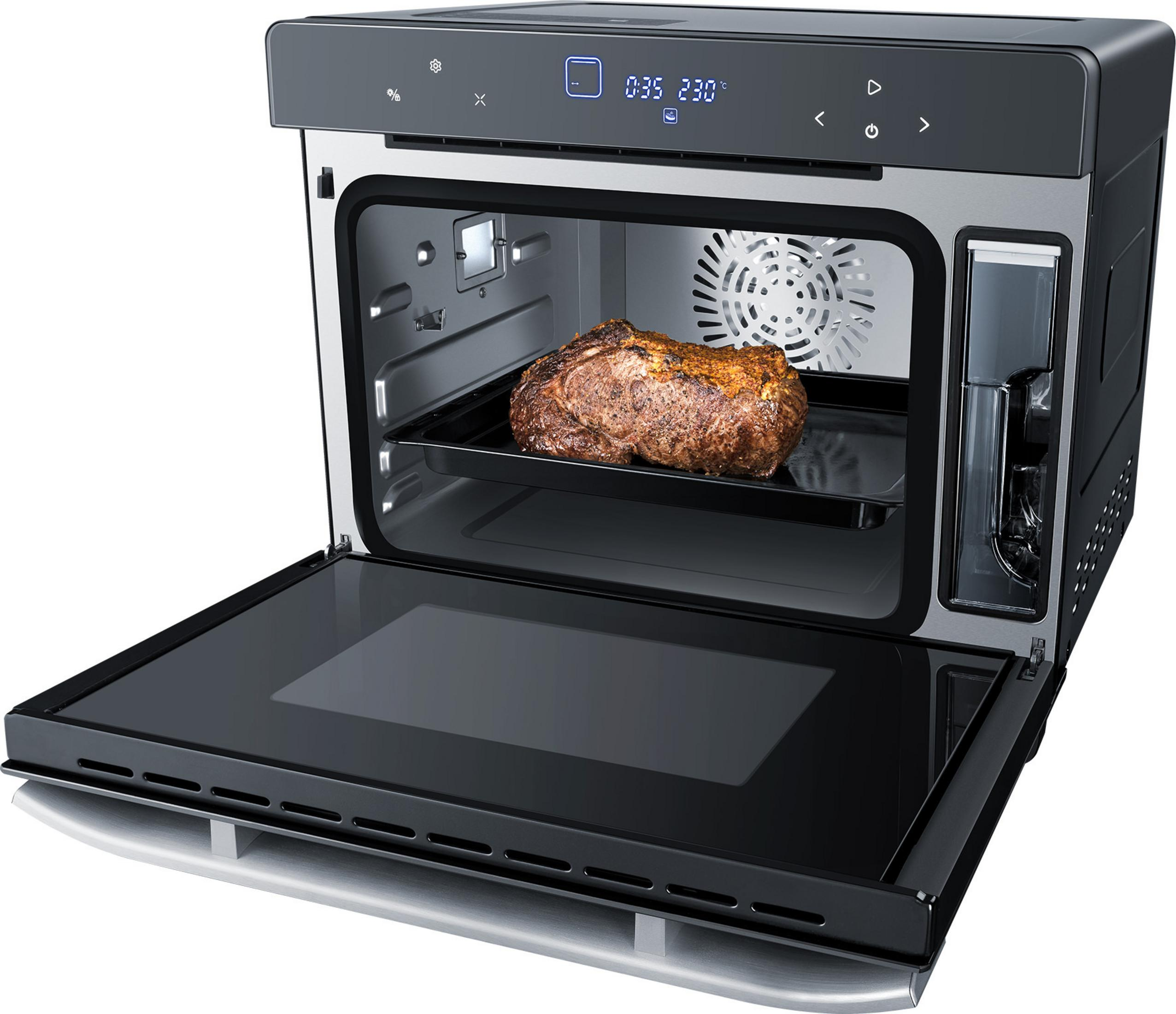 Ofen mit offener Tür, zeigt einen Braten auf einem Tablett, mit digitaler Anzeige und Ventilator.