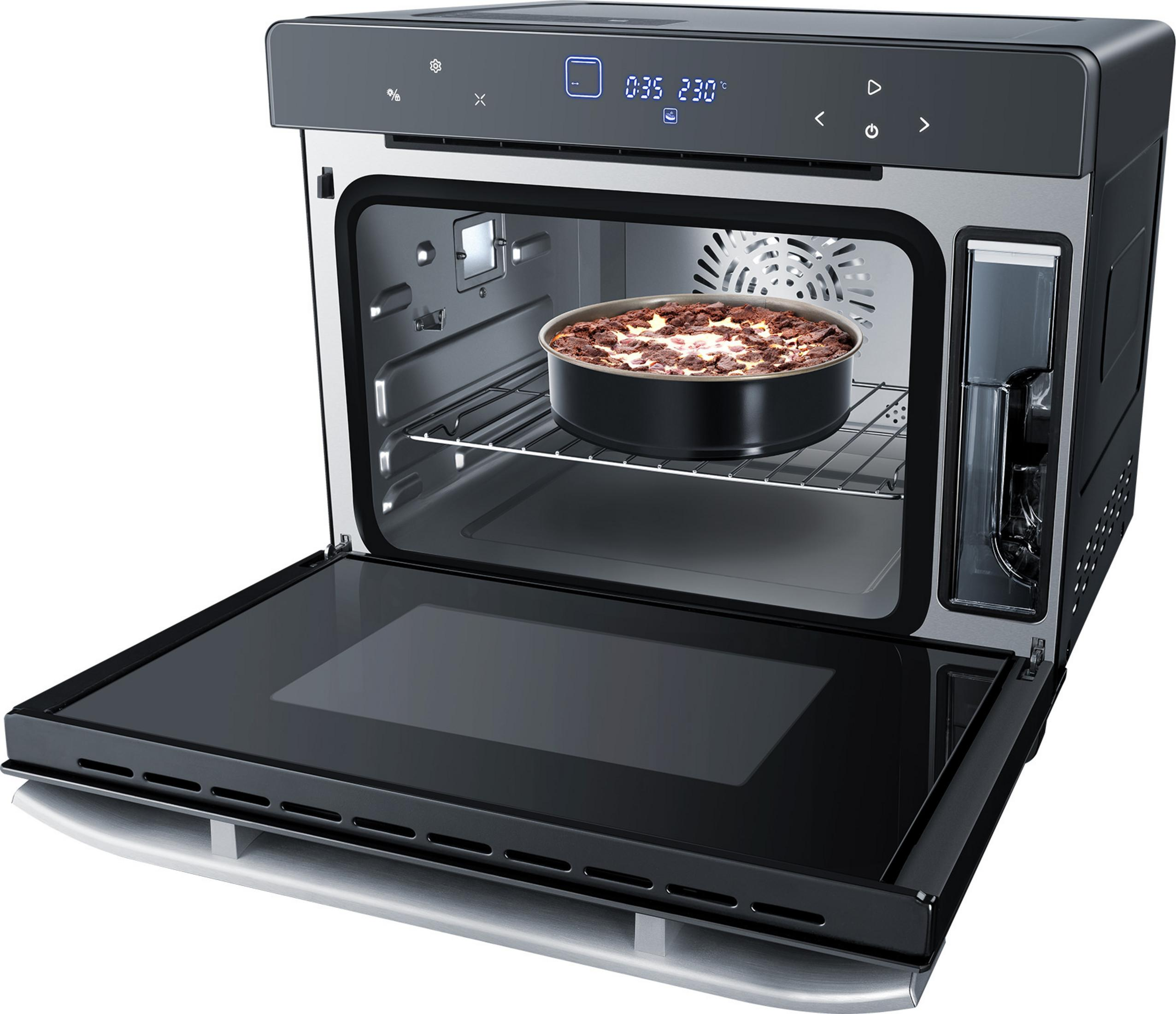 Ein Backofen mit offener Tür, der einen Kuchen in einer Pfanne zeigt. Der Ofen ist schwarz und silber.