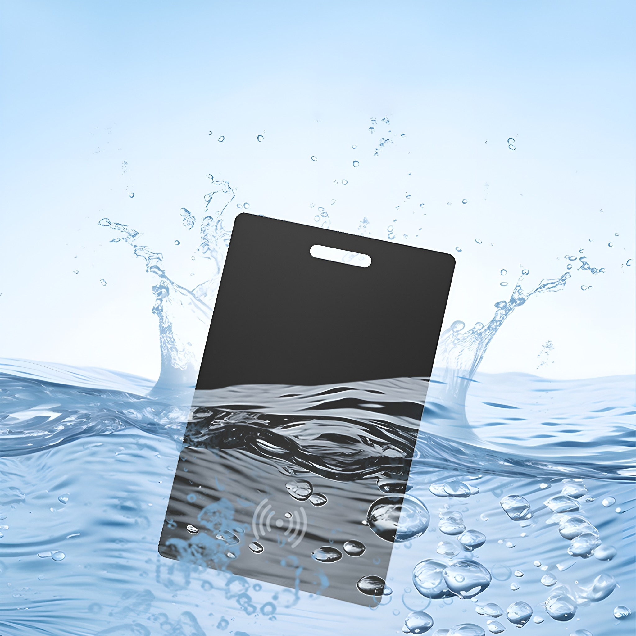 Schwarze Karte, die ins Wasser eintaucht, mit Blasen. Wasserspritzer, blauer Hintergrund.