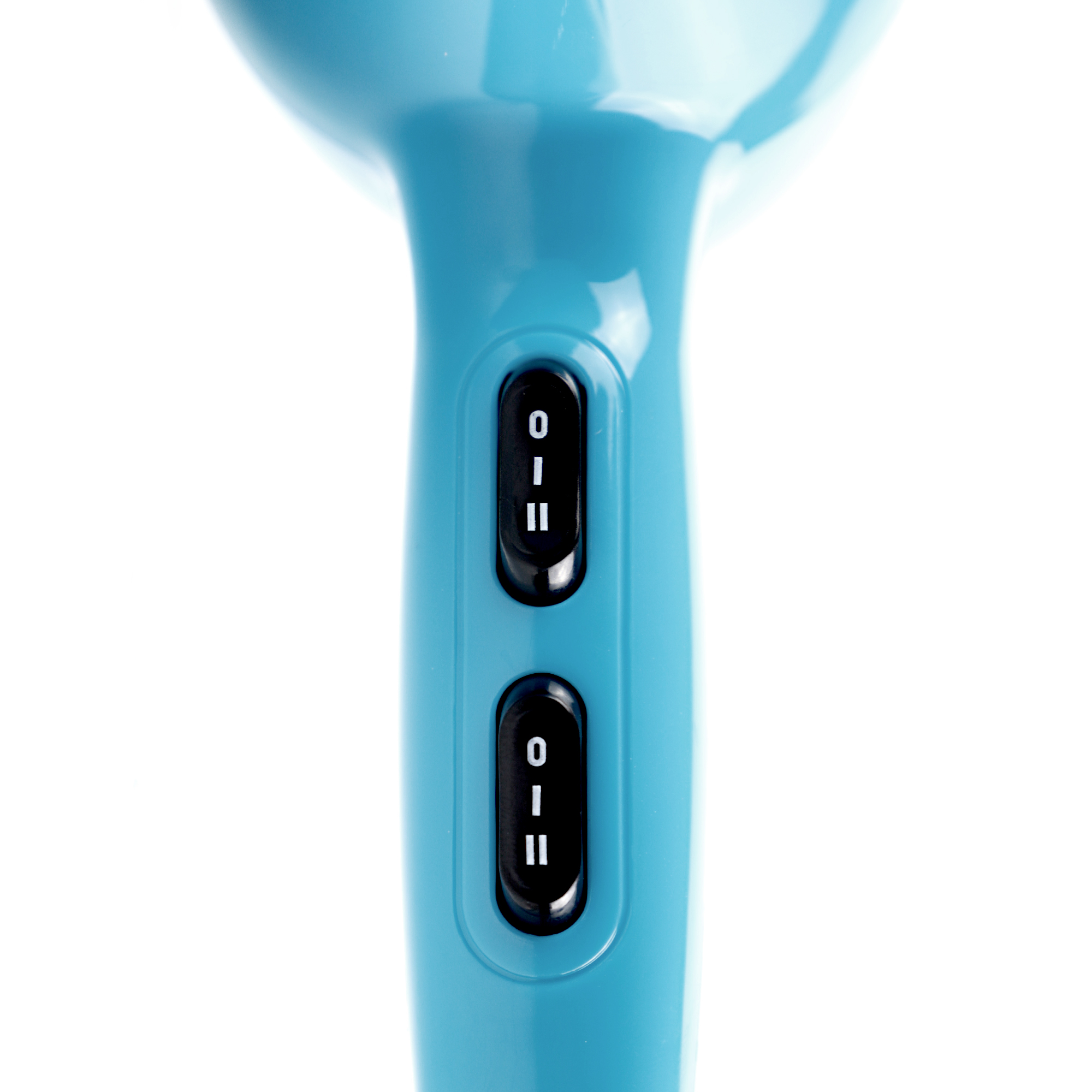 Zbliżenie niebieskiego uchwytu suszarki do włosów. Pokazuje dwa czarne włączniki/wyłączniki.