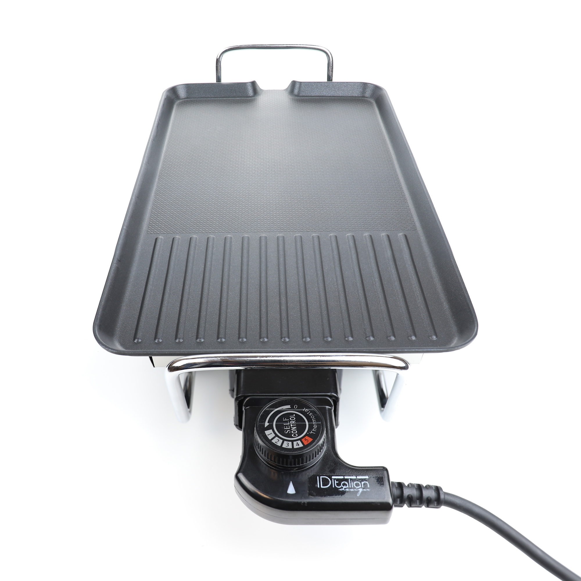 Czarna elektryczna płyta grillowa z pokrętłem i przewodem zasilającym na białej powierzchni.