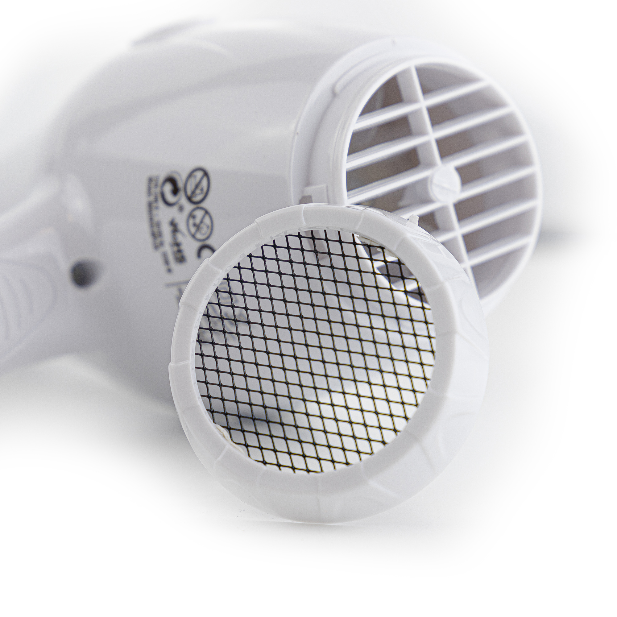 Biała suszarka do włosów z odkręcaną, otwartą osłoną filtra, odsłaniającą czarną siatkę, na białym tle.