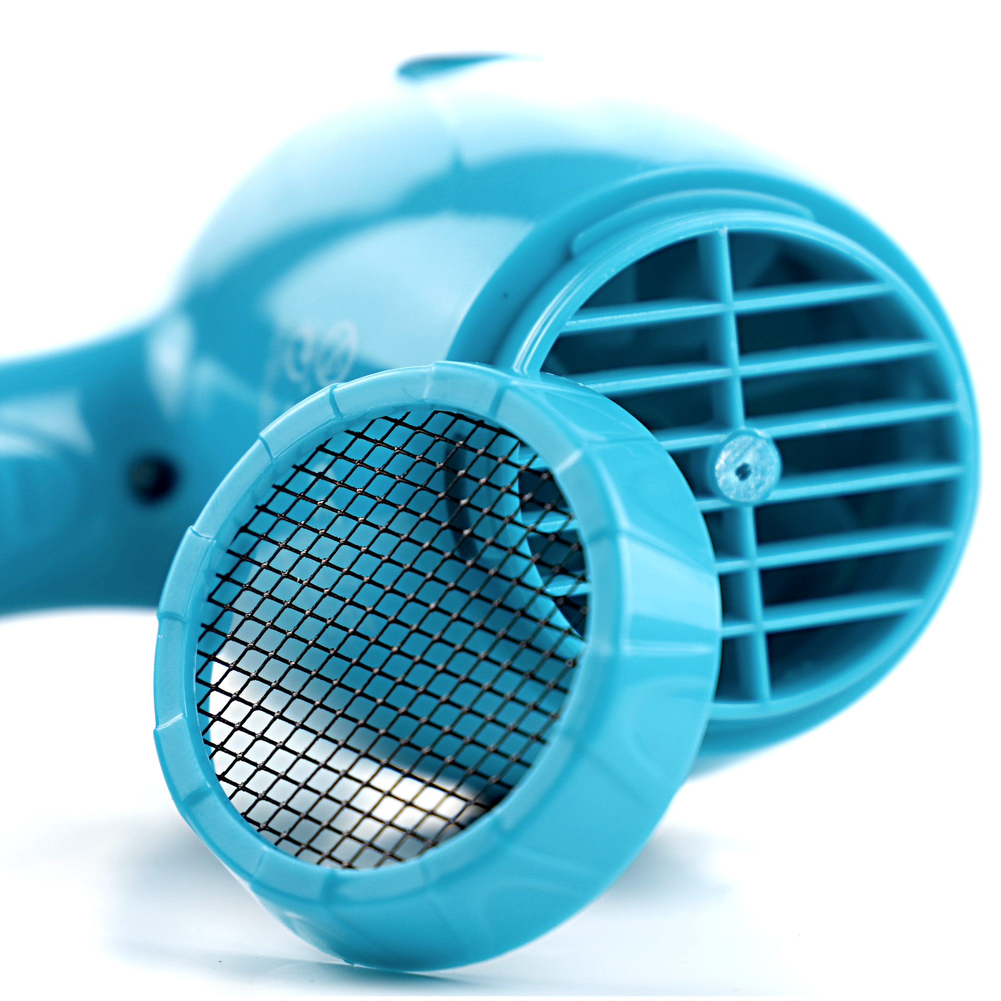 Niebieska suszarka do włosów. Osłona wentylatora zdjęta. Białe tło.