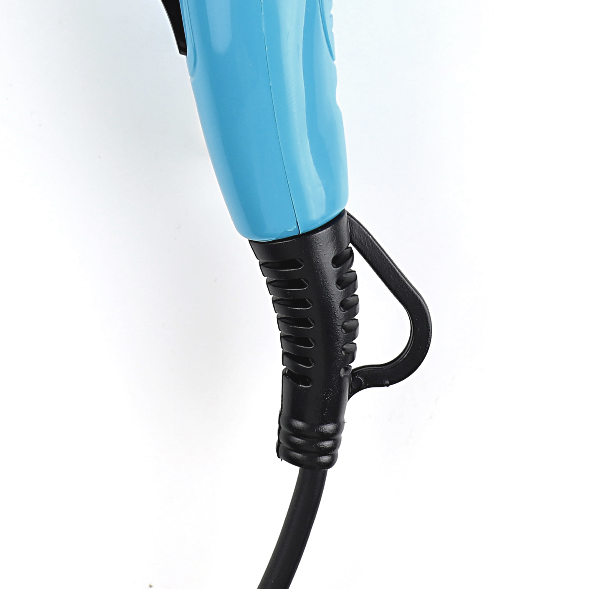 Zbliżenie niebiesko-czarnej rączki suszarki do włosów z podłączonym kablem.