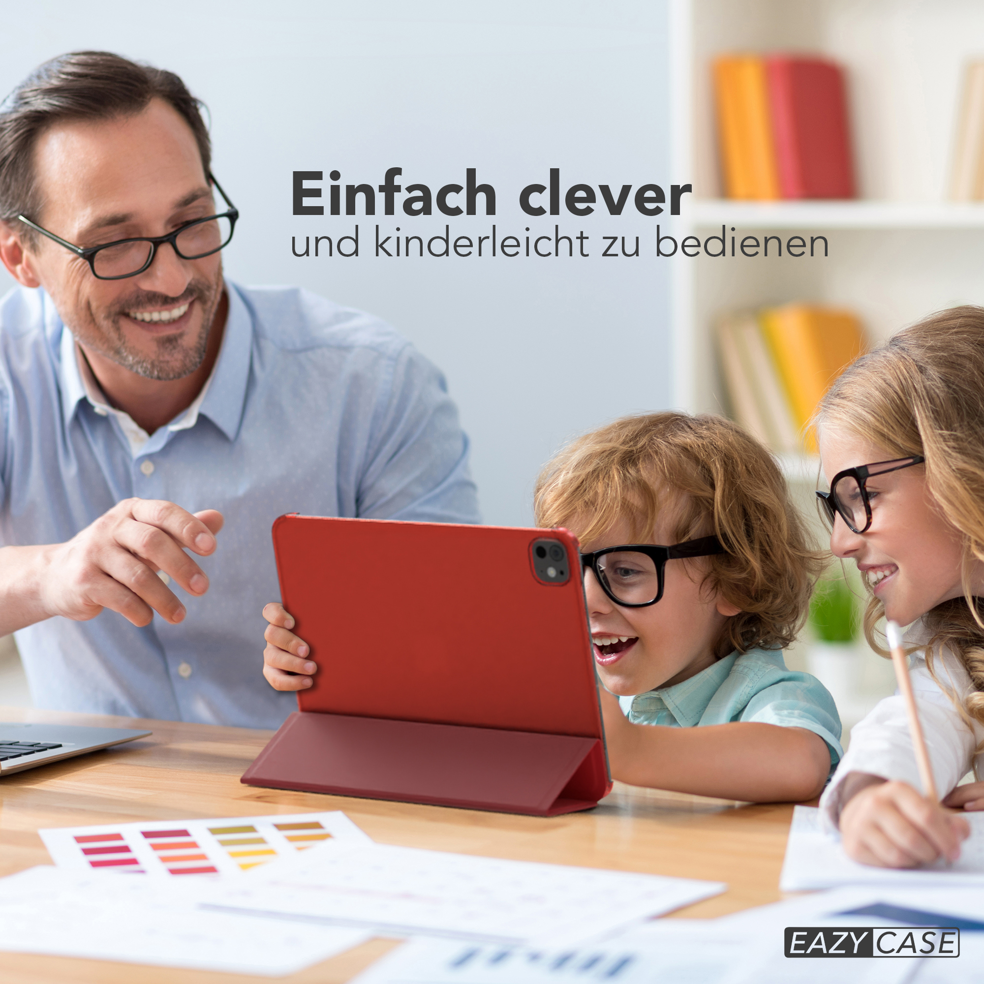 Eine Familie betrachtet ein Tablet. Ein Kind hält es, während ein Mann und ein Mädchen zusehen.