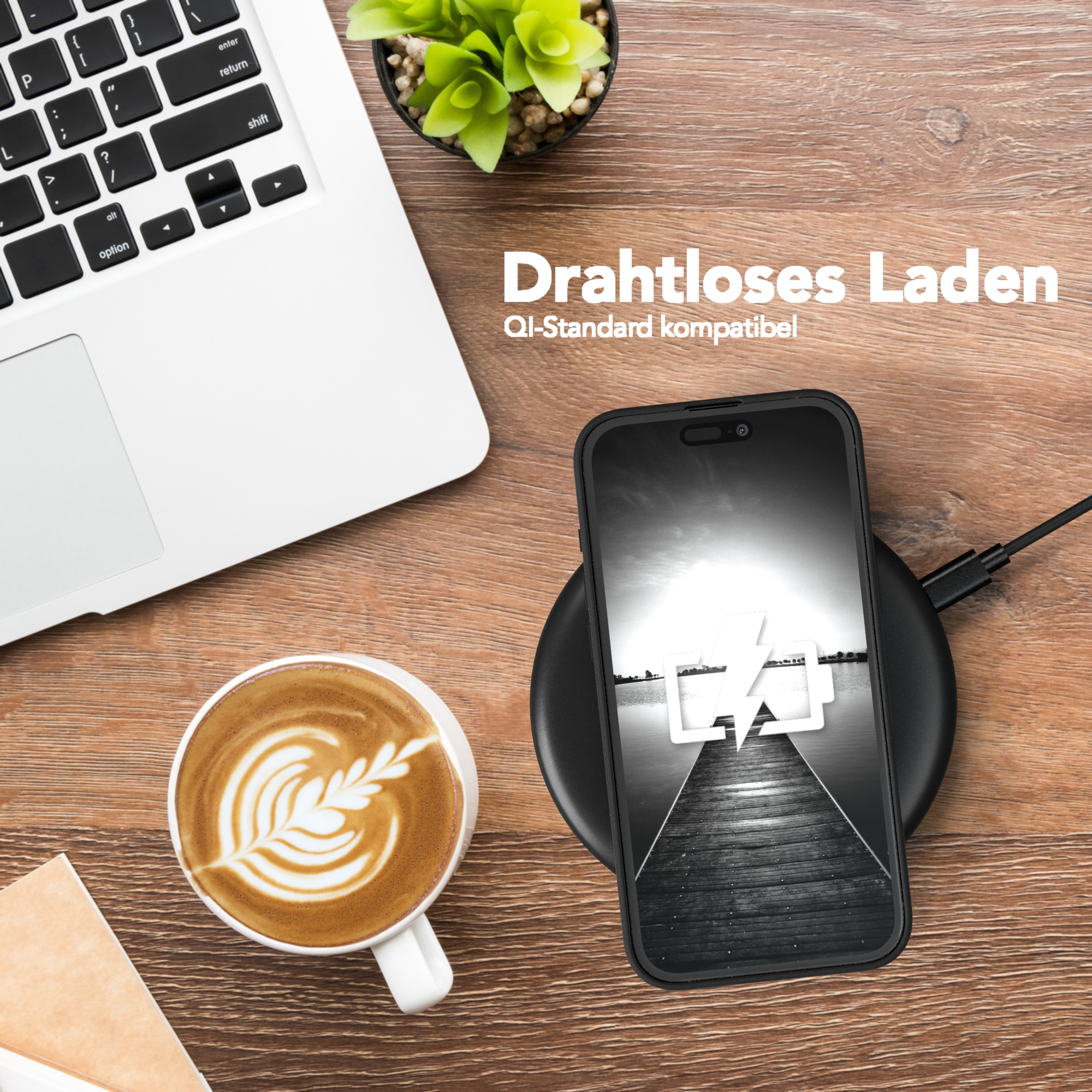 Laptop, Kaffeetasse, Telefon auf kabellosem Ladegerät. Holztisch.