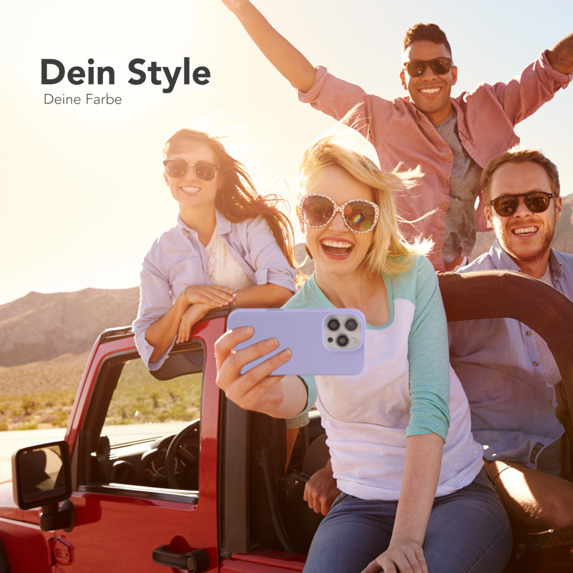 Eine Gruppe Freunde in einem roten Jeep macht ein Selfie an einem sonnigen Tag. Text-Overlay.