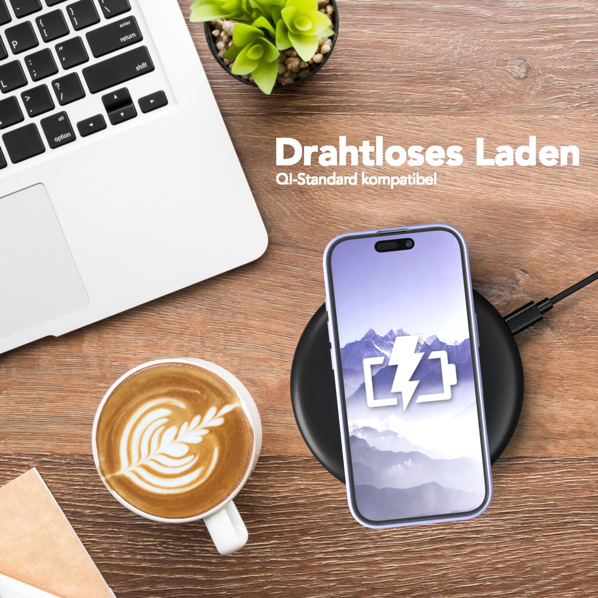 Ein Telefon auf einem kabellosen Ladegerät. Ein Laptop, eine Tasse Kaffee und eine Pflanze stehen auf dem Tisch.