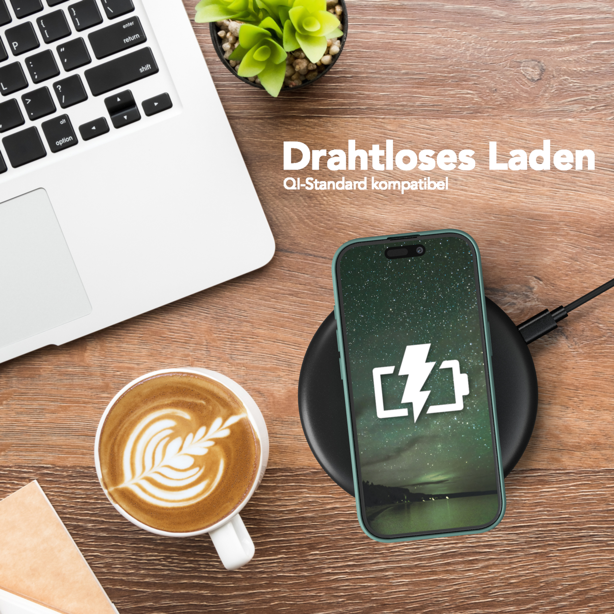 Ein Telefon, das auf einem schwarzen kabellosen Ladegerät geladen wird. Ein Laptop und Kaffee stehen auf dem Holztisch.