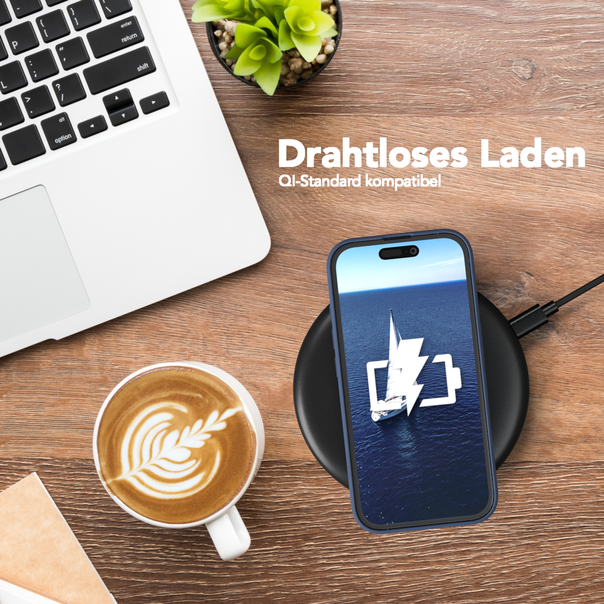 Laptop, Kaffee und Telefon, das drahtlos auf einer Holzoberfläche geladen wird.