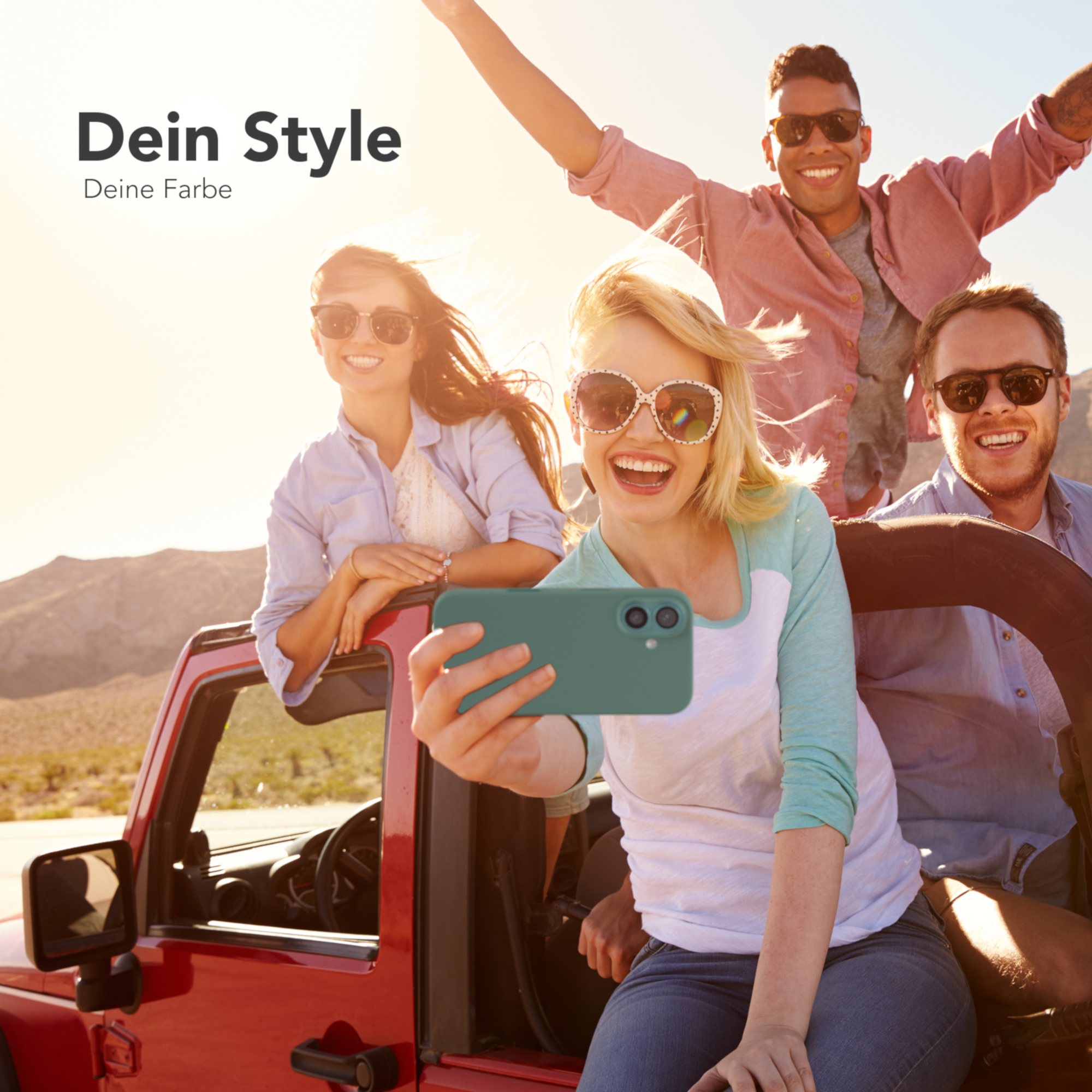 Freunde machen Selfie in rotem Jeep, mit Telefon in grüner Hülle.