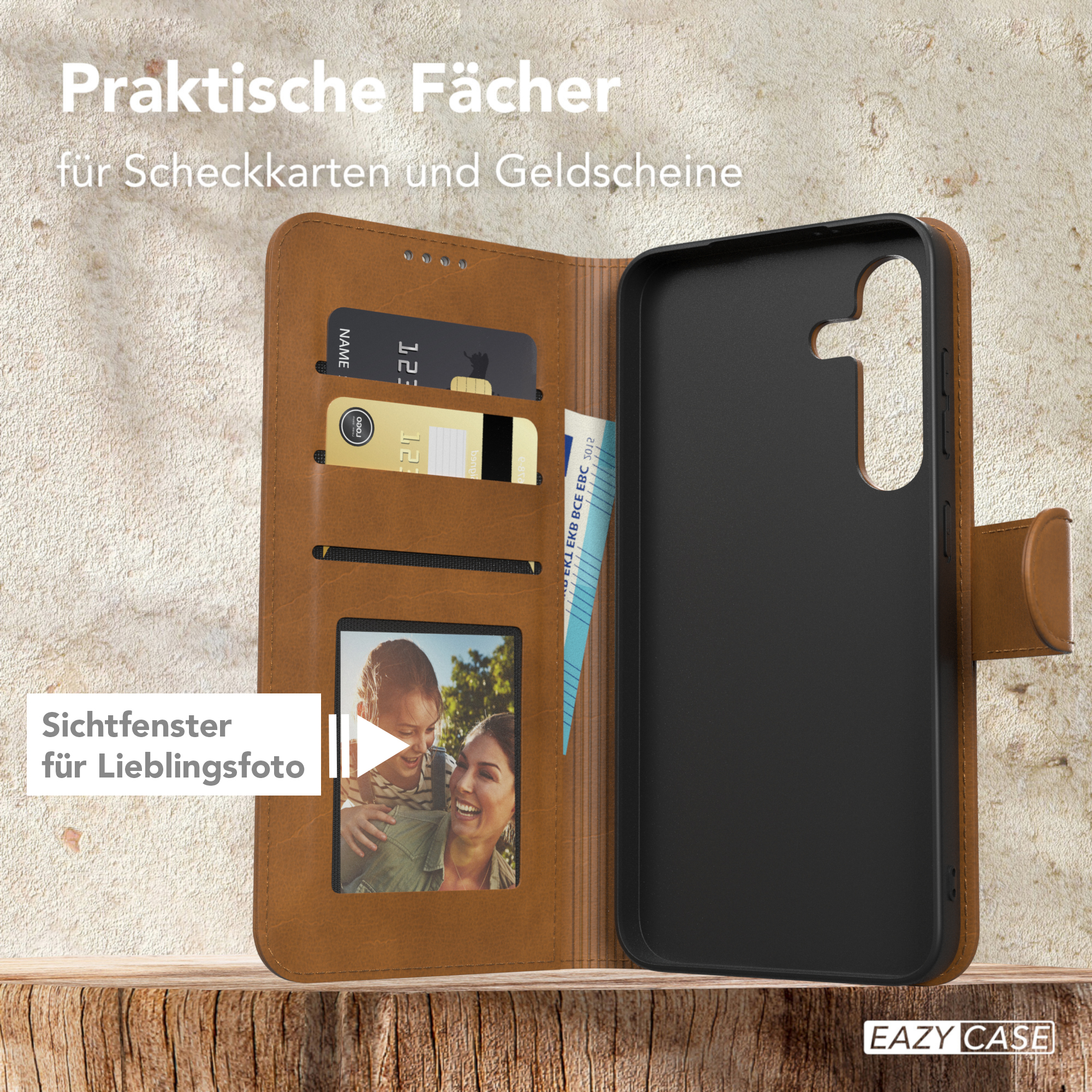 Offene braune Leder-Handyhülle mit Kartenfächern, einem Foto und einem Telefon. Die Hülle liegt auf Holz.