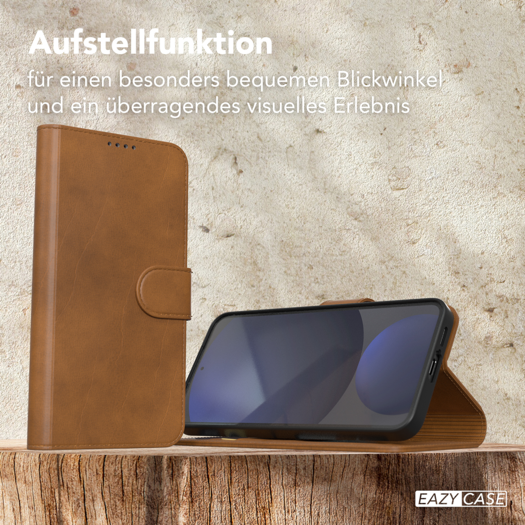 Ein Telefon in einer braunen Lederhülle, auf einer Holzoberfläche aufgestellt.