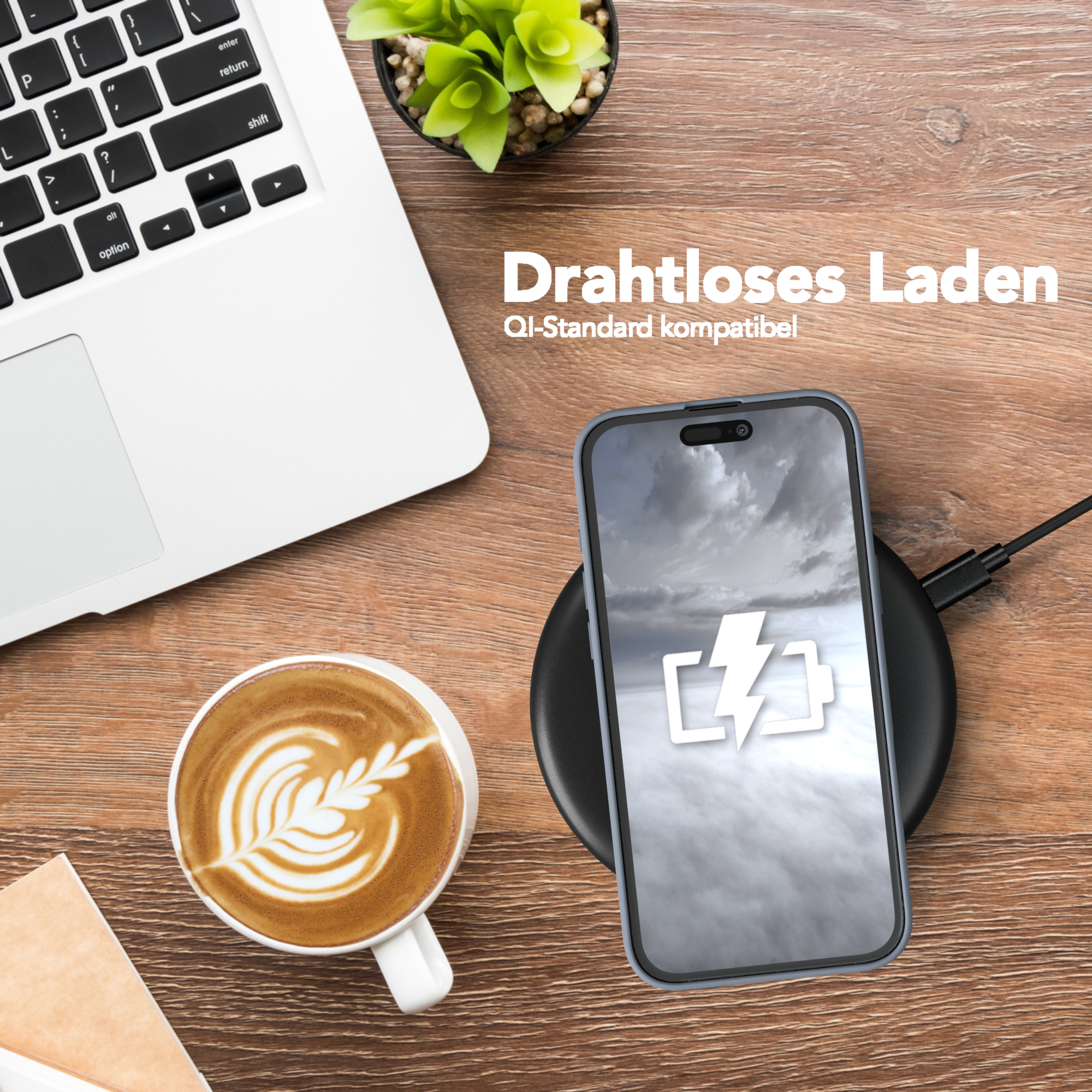 Laptop, Kaffeetasse und Telefon, das auf einem kabellosen Ladegerät lädt. Text: Kabelloses Laden.