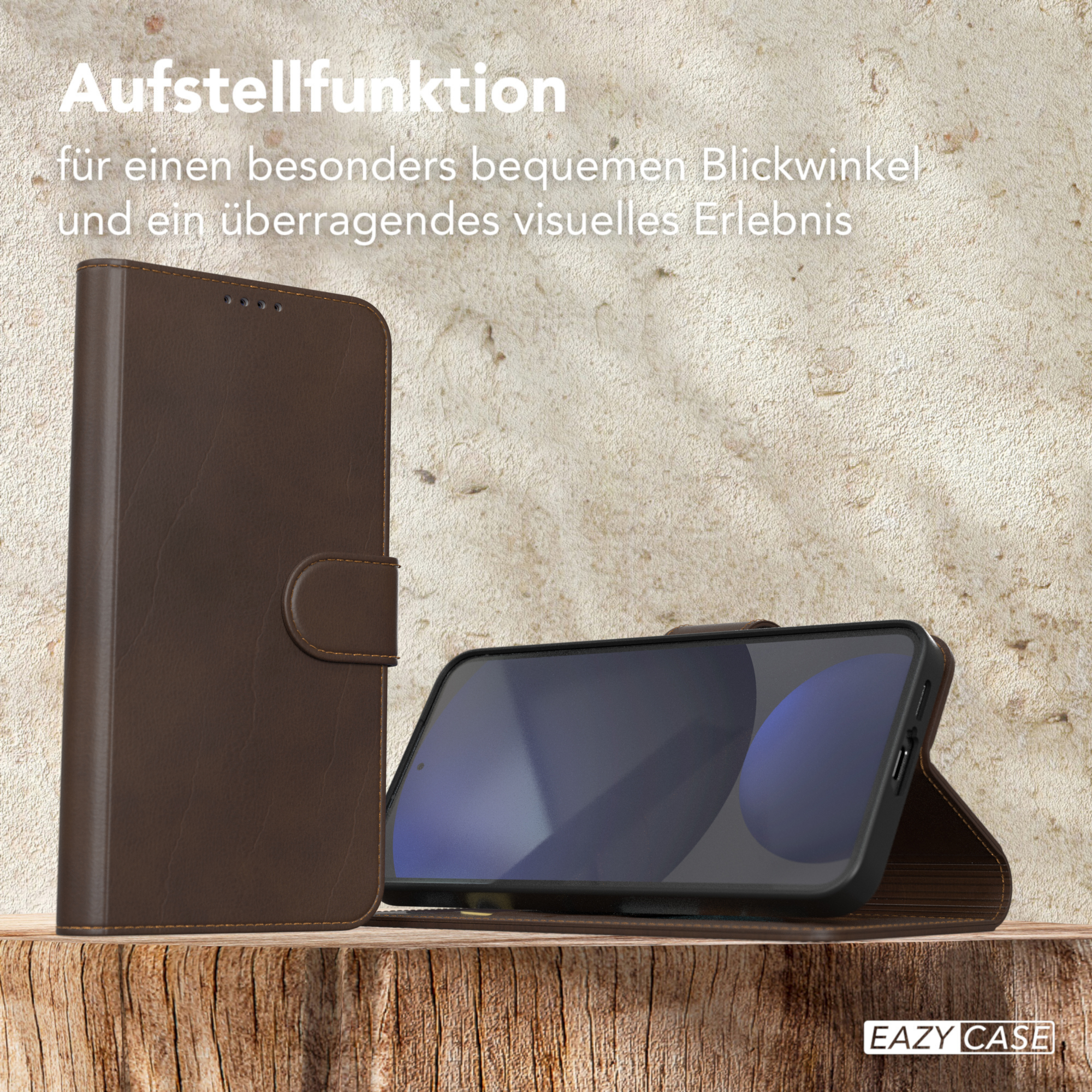 Braune Leder-Handyhülle mit Telefon, das auf einer Holzoberfläche liegt.