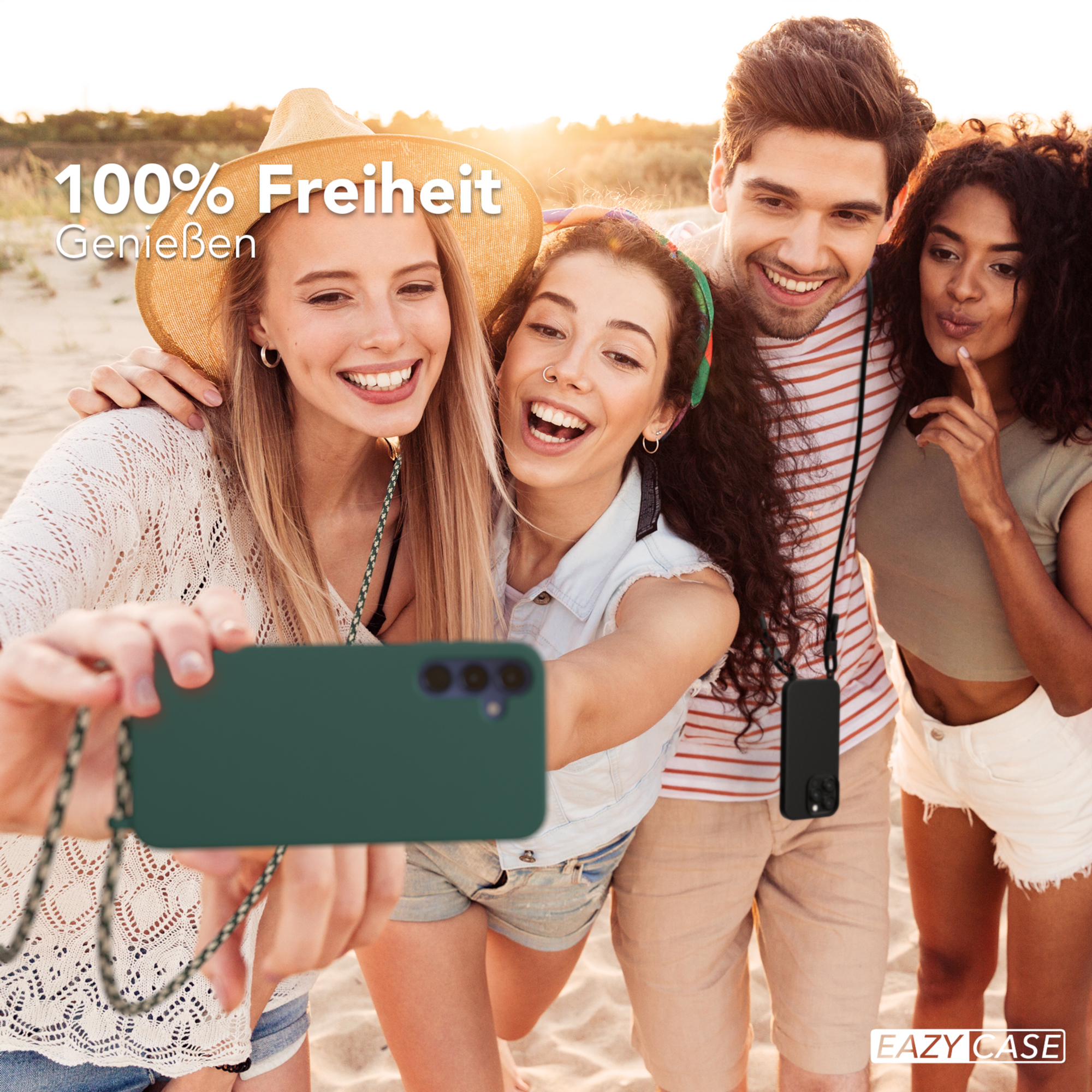 Vier junge Leute machen ein Selfie mit einer grünen Handyhülle am Strand.